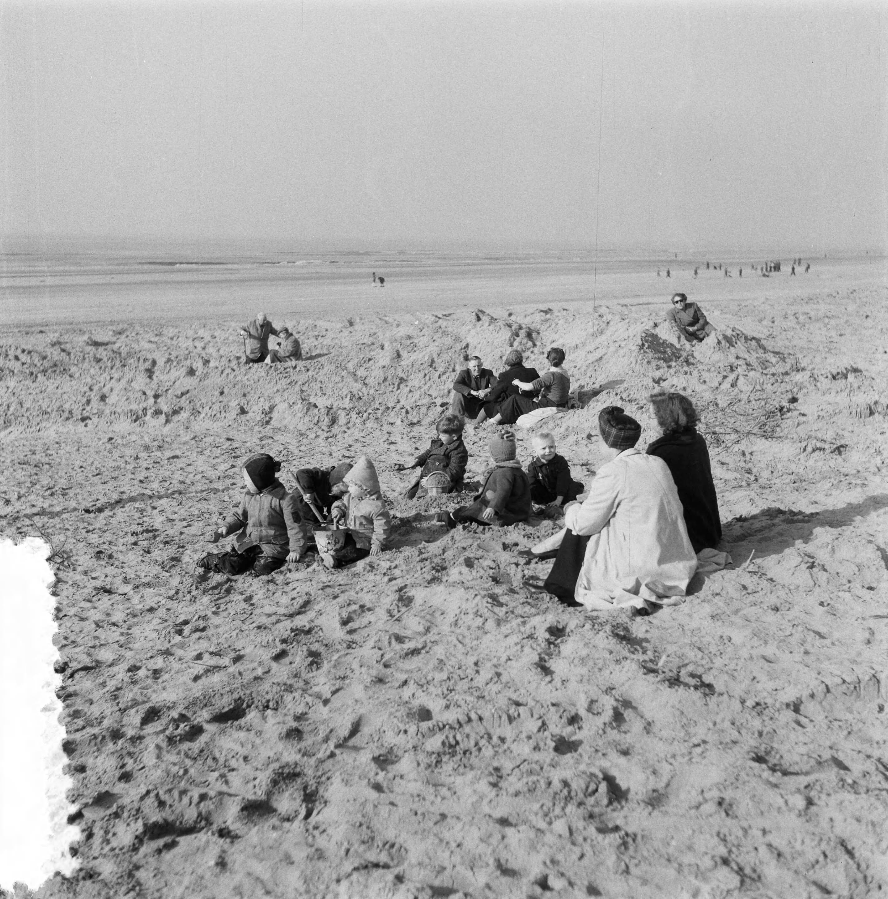 Fotocollectie Anefo — Lente in Zandvoort aan Zee — Foto: Noske, J.D. / Anefo. Licentie: Set B: Rechtenvrij / Publiek Domein. Bron: Nationaal Archief. http://hdl.handle.net/10648/a91dcaa2-d0b4-102d-bcf8-003048976d84
