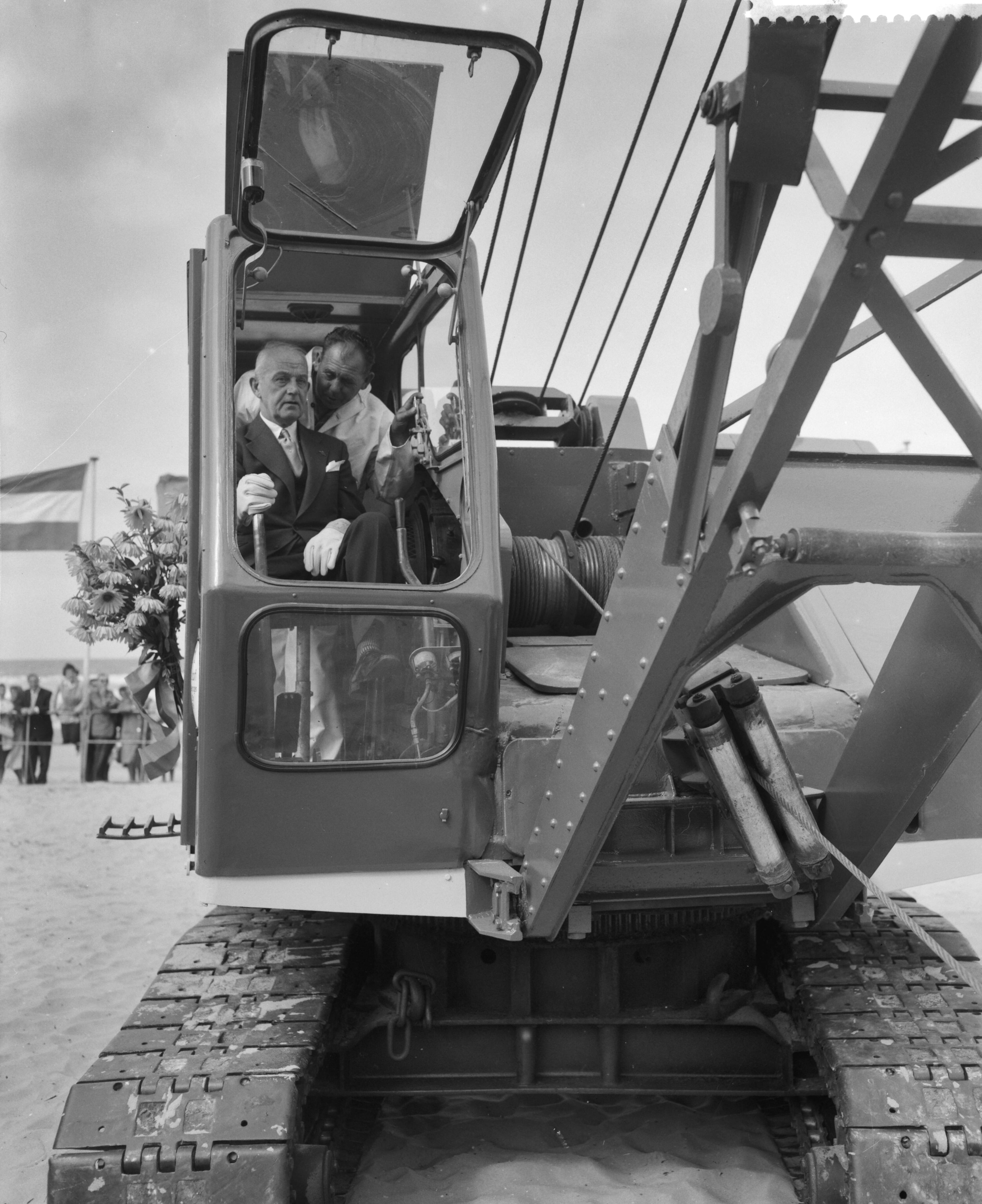 Fotocollectie Anefo — Burgemeester van Den Haag H.A.M.T. Kolfschoten geeft startsein voor de bouw van de nieuwe pier te Scheveningen — Foto: Behrens, Herbert F. / Anefo. Licentie: Set B: Rechtenvrij / Publiek Domein. Bron: Nationaal Archief. http://hdl.handle.net/10648/a99dbe74-d0b4-102d-bcf8-003048976d84