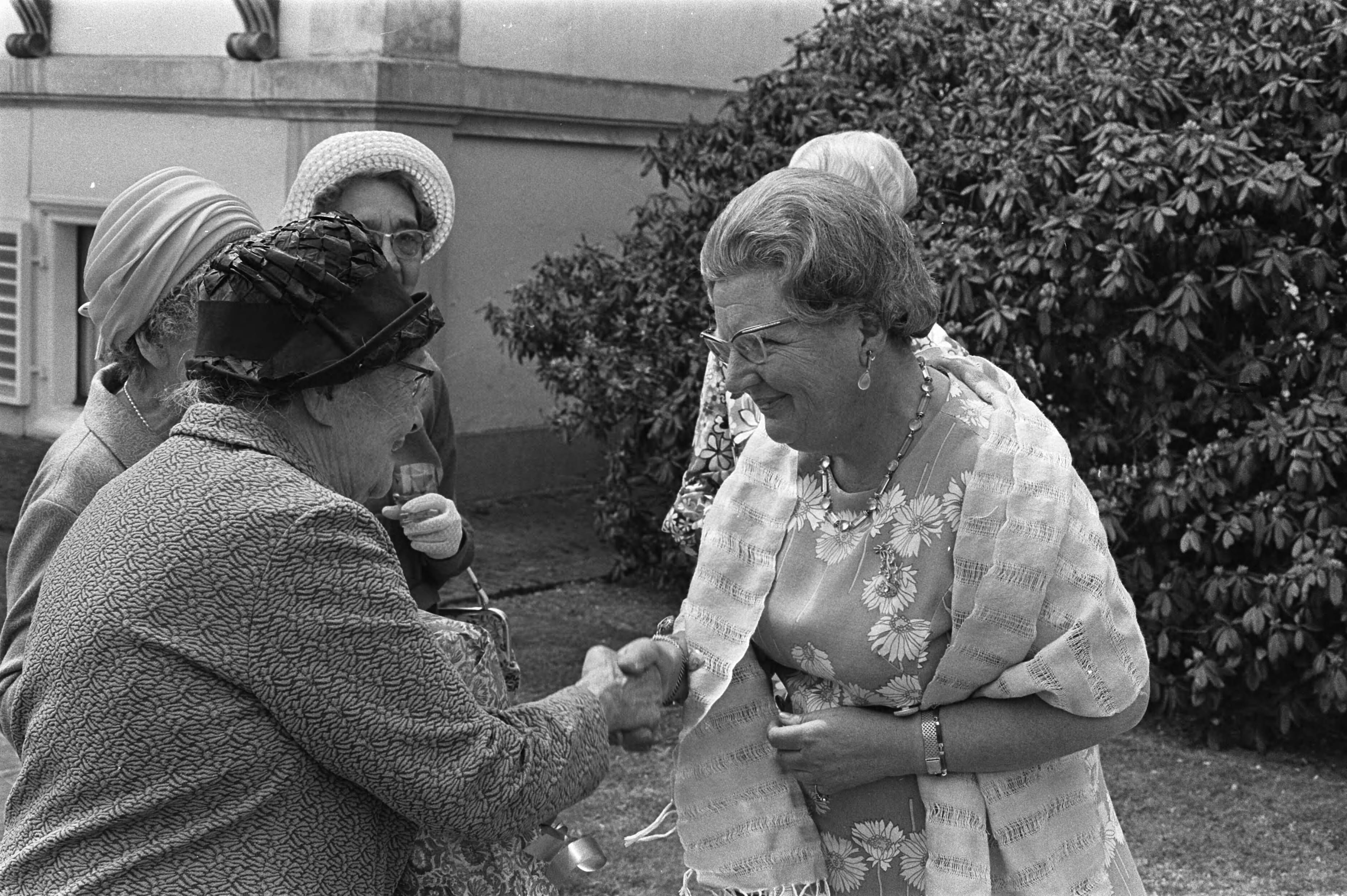 Bejaardendefilé op Paleis Soestdijk — Koningin Juliana (rechts) wordt gefeliciteerd — Foto: Fotograaf Onbekend / Anefo. Licentie: Set B: Rechtenvrij / Publiek Domein. Bron: Nationaal Archief. http://hdl.handle.net/10648/ab99dca8-d0b4-102d-bcf8-003048976d84