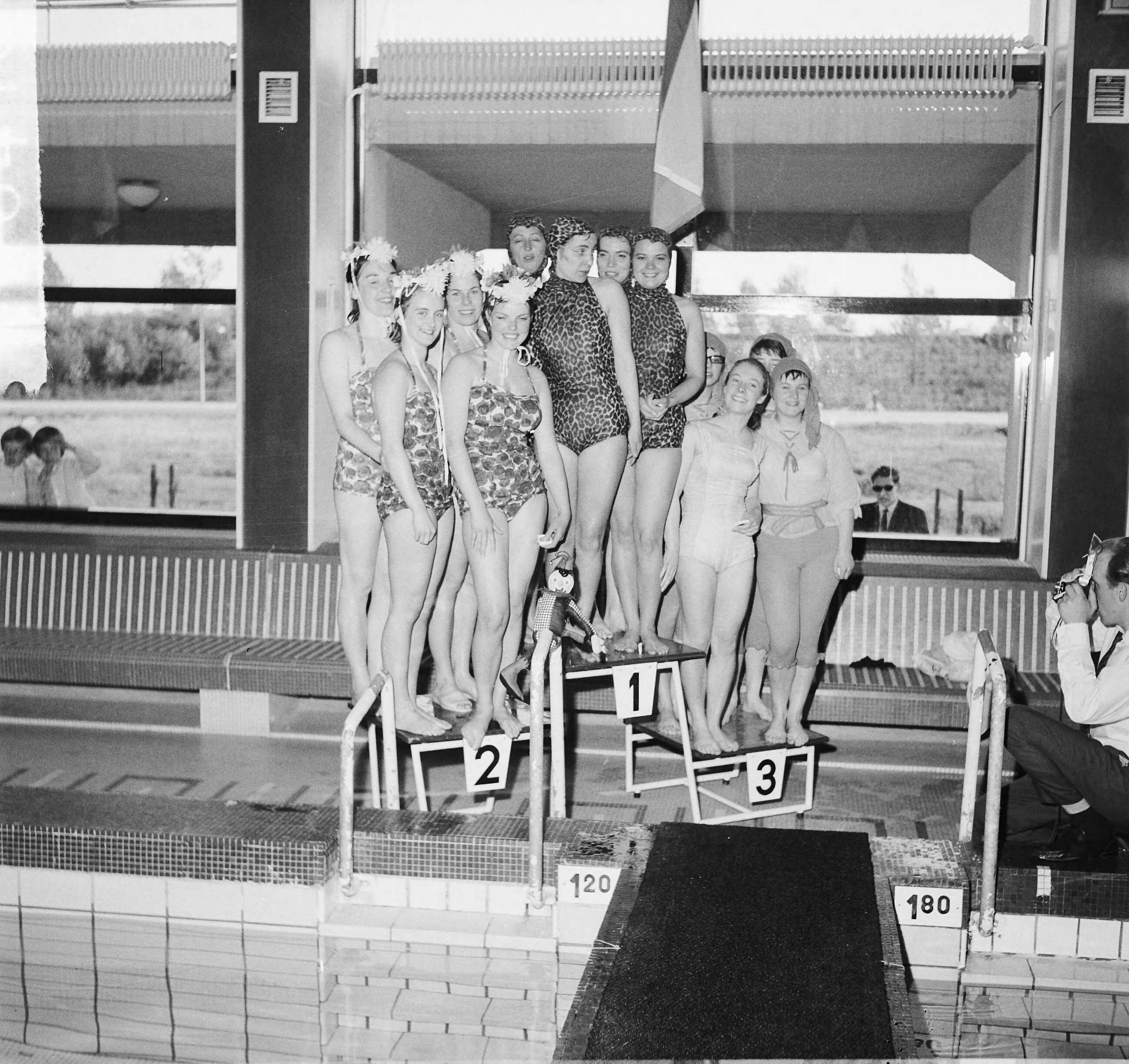 Fotocollectie Anefo — Nationale kunstzwemkampioenschappen te Utrecht in zwembad Den Hommel , de winnaars van de serie groepen van Zwemvereniging ZAR — Foto: Gelderen, Hugo van / Anefo. Licentie: Set B: Rechtenvrij / Publiek Domein. Bron: Nationaal Archief. http://hdl.handle.net/10648/aa6892ac-d0b4-102d-bcf8-003048976d84
