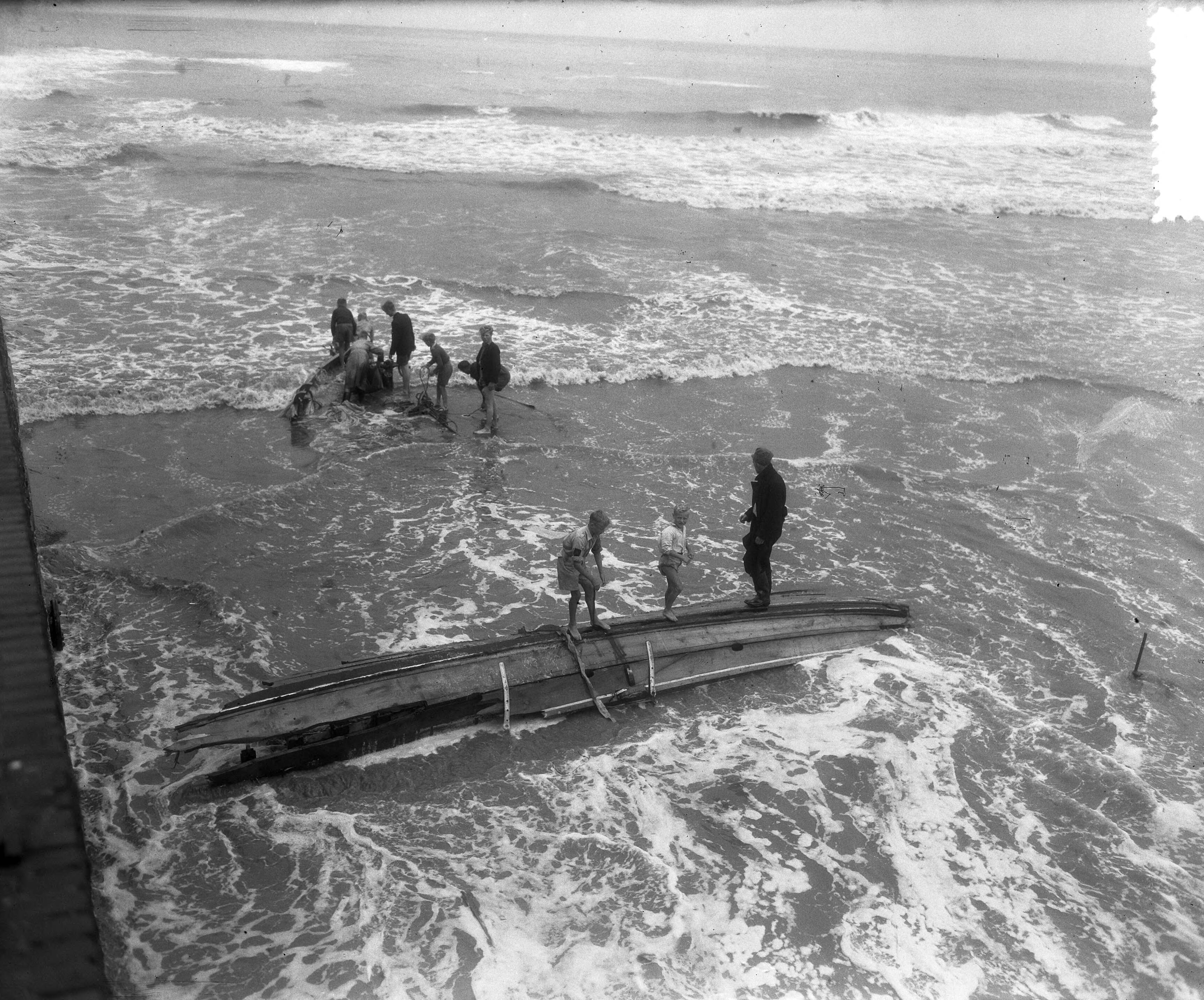 Fotocollectie Anefo — Plezierjacht breekt op Noorderhavenhoofd te Scheveningen — Foto: Duinen, H. van / Anefo. Licentie: Set B: Rechtenvrij / Publiek Domein. Bron: Nationaal Archief. http://hdl.handle.net/10648/a8ee351c-d0b4-102d-bcf8-003048976d84