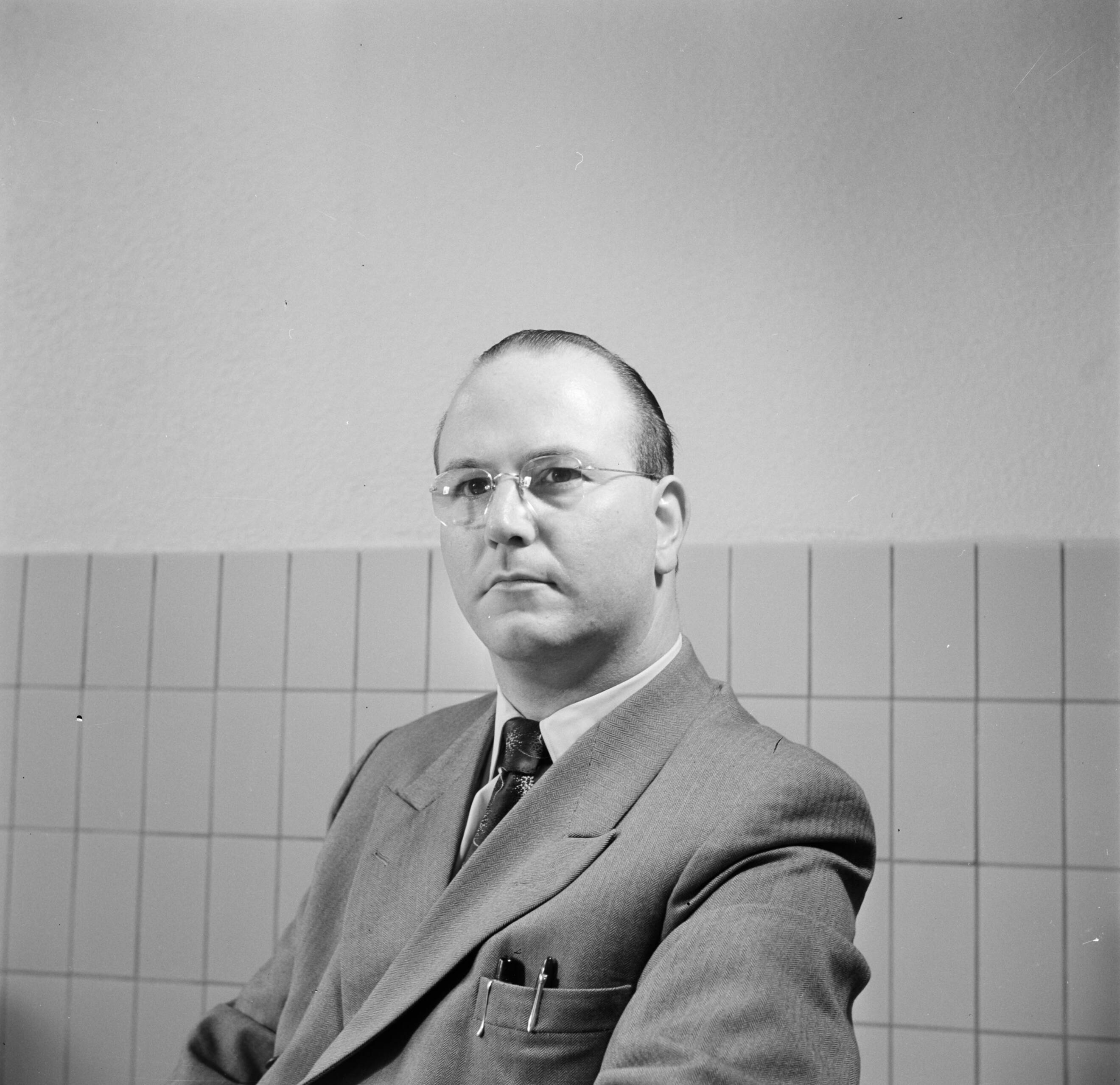 Reportage Kerko Haarlem — Een medewerker van de Kerko-overhemdenfabriek — Foto: Poll, Willem van de. Licentie: Set B: Rechtenvrij / Publiek Domein. Bron: Nationaal Archief. http://hdl.handle.net/10648/aecbe0ba-d0b4-102d-bcf8-003048976d84