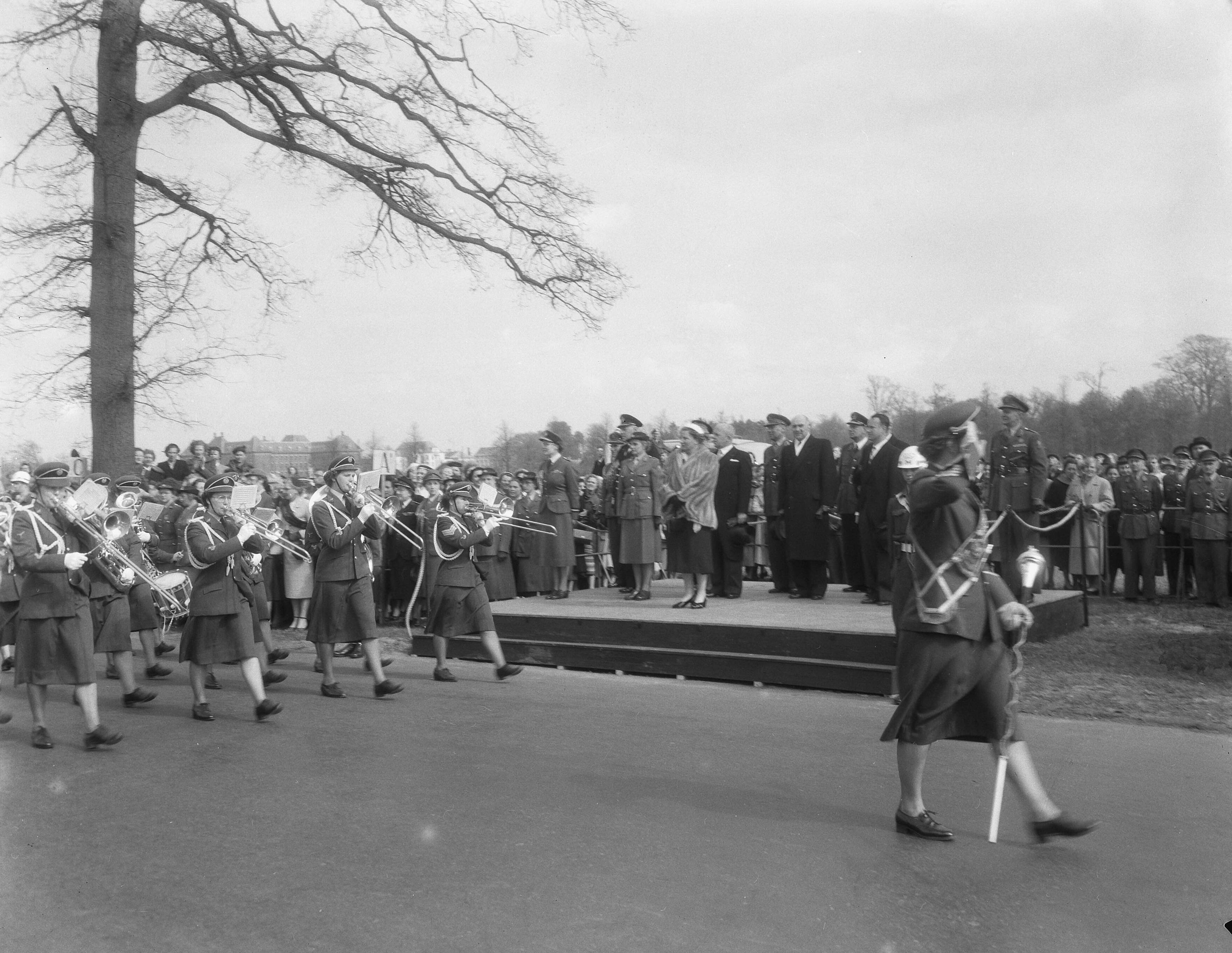 Fotocollectie Anefo — 10-jarig bestaan Milva defile van de Koningin Den Haag — Foto: Duinen, G.W. van / Anefo. Licentie: Set B: Rechtenvrij / Publiek Domein. Bron: Nationaal Archief. http://hdl.handle.net/10648/a9217f44-d0b4-102d-bcf8-003048976d84