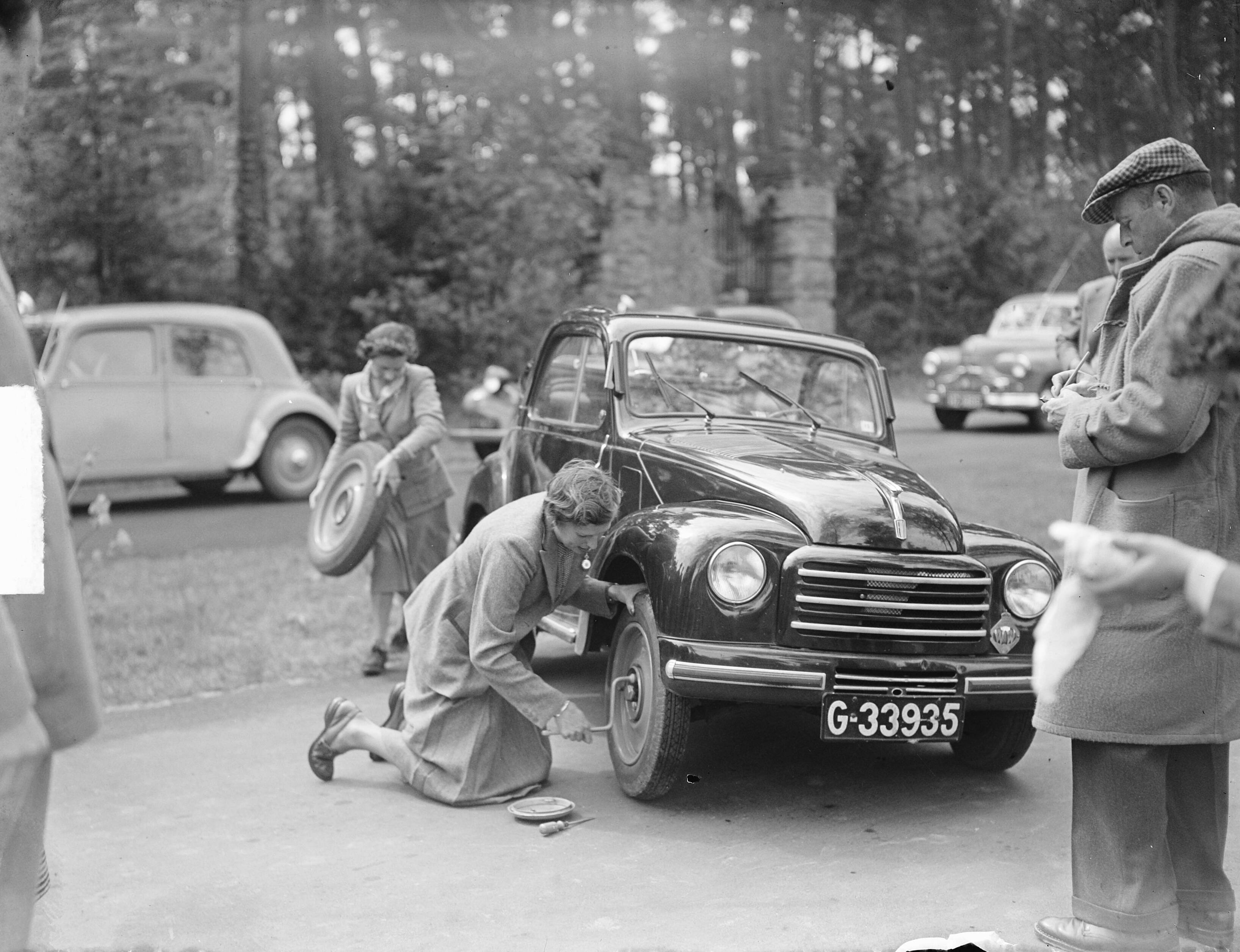 KNAC damesrit met belangrijke personen te Zeist — KNAC dames rit met belangrijke personen te Zeist. Verwisselen van wwn band — Foto: Nijs, Jac. de / Anefo. Licentie: Set B: Rechtenvrij / Publiek Domein. Bron: Nationaal Archief. http://hdl.handle.net/10648/a8d8c8d0-d0b4-102d-bcf8-003048976d84