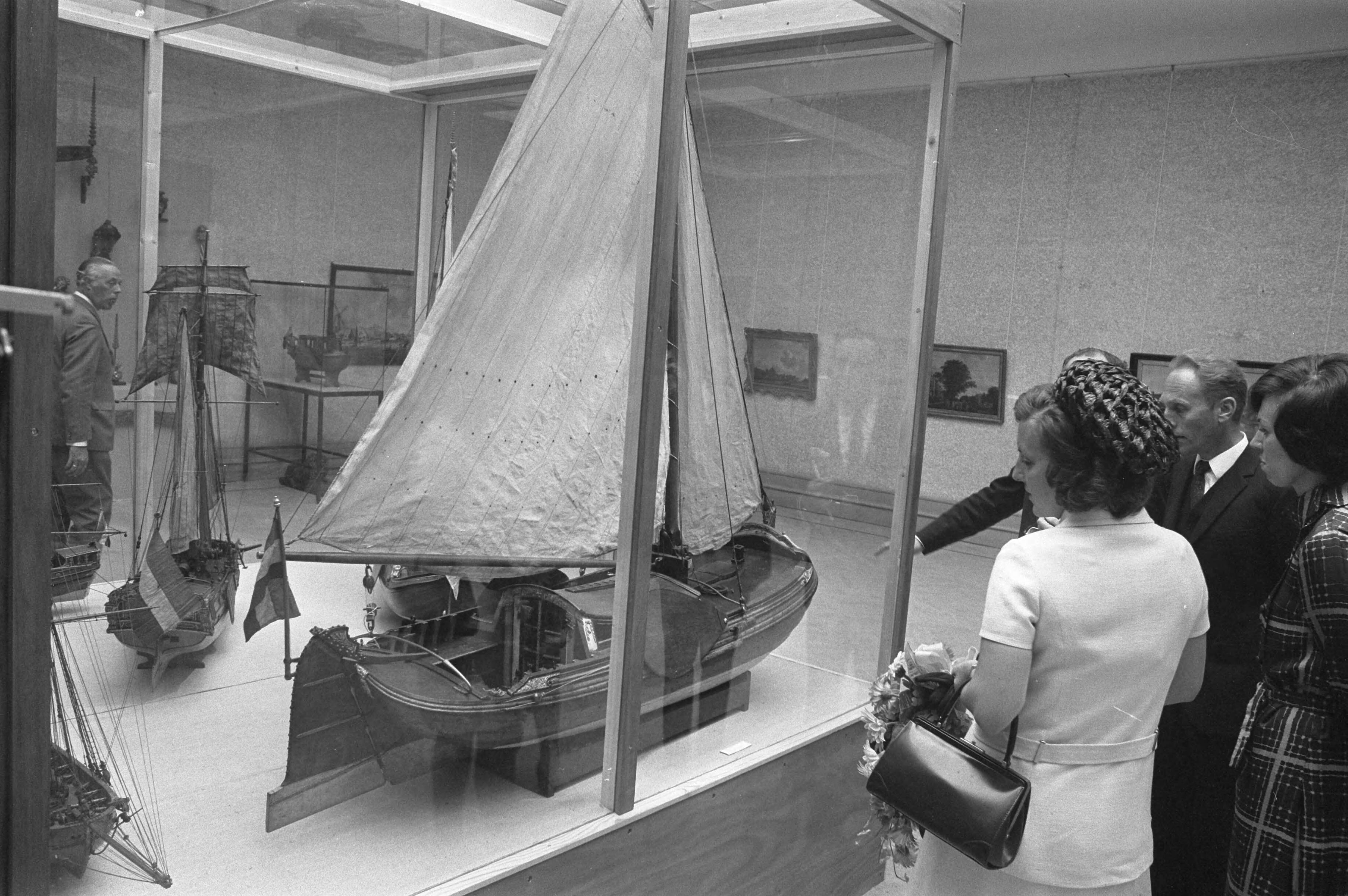 Fotocollectie Anefo — Prinses Margriet opent tentoonstelling Oog in het zeil Laren, Margriet tijdens rondleiding — Foto: Verhoeff, Bert / Anefo. Licentie: Set B: Rechtenvrij / Publiek Domein. Bron: Nationaal Archief. http://hdl.handle.net/10648/abeee518-d0b4-102d-bcf8-003048976d84