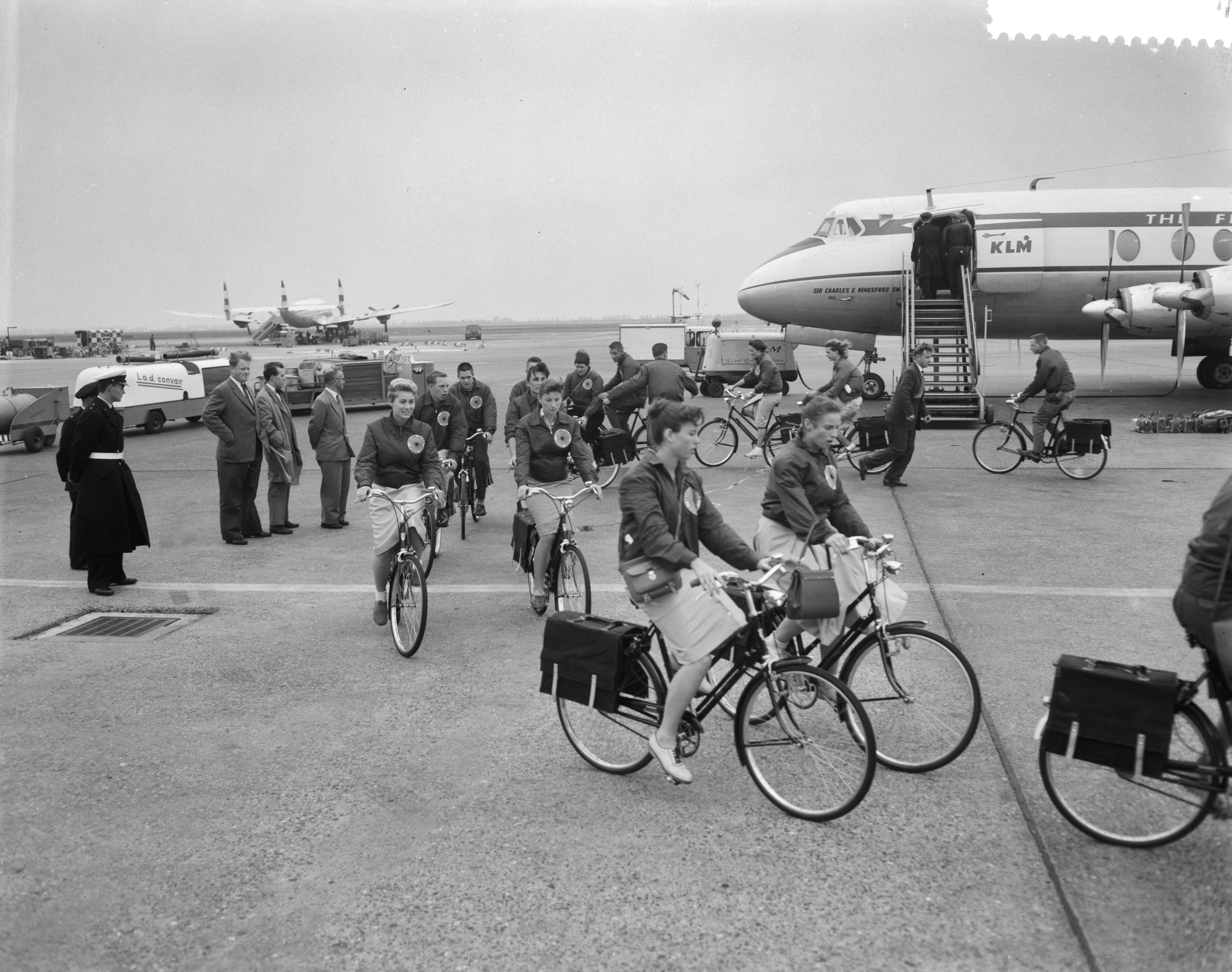 Fotocollectie Anefo — Aankomst op Schiphol van een groep Amerikanen van de sportclub "Venture Tours" uit Notting Hills (of Beverly Hills), die een fietstocht door Europa gaan maken — Foto: Bilsen, Joop van / Anefo. Licentie: Set B: Rechtenvrij / Publiek Domein. Bron: Nationaal Archief. http://hdl.handle.net/10648/a997b1be-d0b4-102d-bcf8-003048976d84