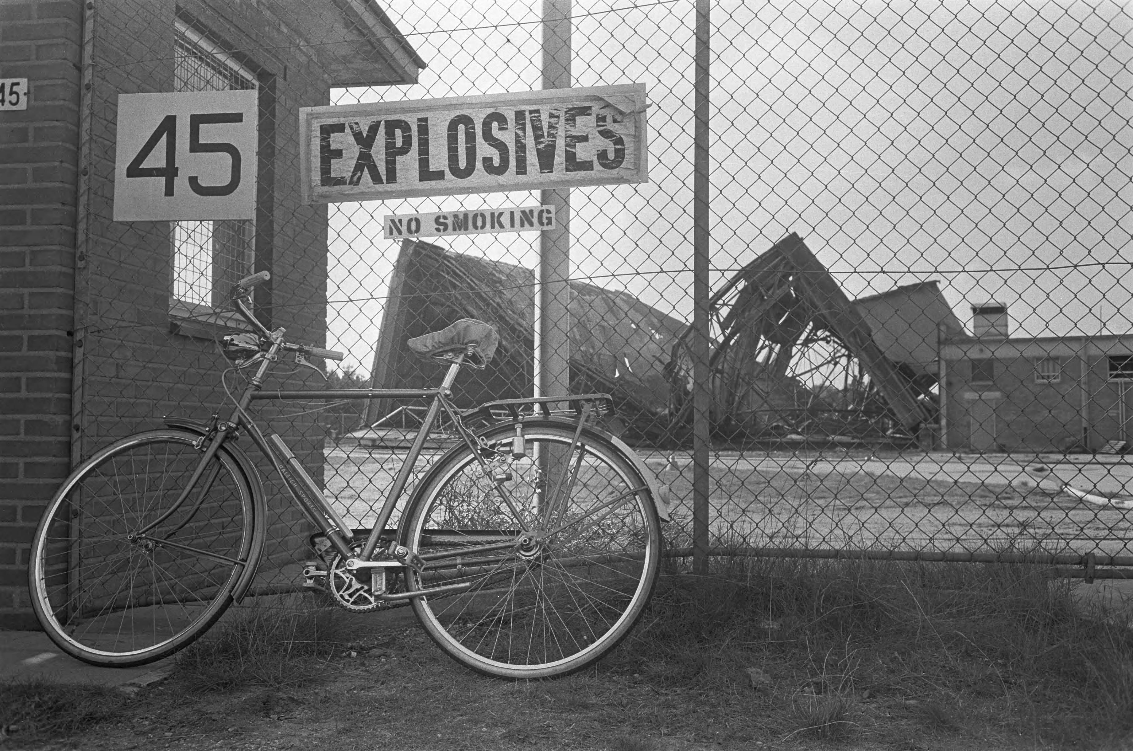 Fotocollectie Anefo — Explosie op vliegbasis Soesterberg — Foto: Koch, Eric / Anefo. Licentie: Set B: Rechtenvrij / Publiek Domein. Bron: Nationaal Archief. http://hdl.handle.net/10648/aaf5156a-d0b4-102d-bcf8-003048976d84