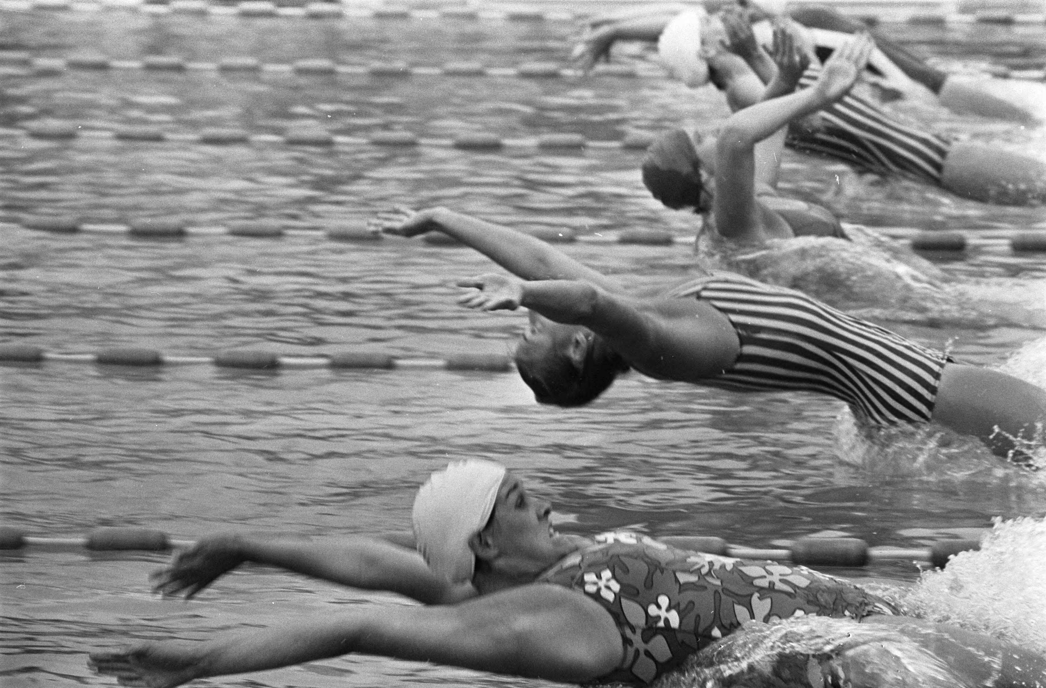 Nederlandse Zwemkampioenschappen te Breda — Start 200 m rugslag voor dames — Foto: Fotograaf Onbekend / Anefo. Licentie: Set B: Rechtenvrij / Publiek Domein. Bron: Nationaal Archief. http://hdl.handle.net/10648/ab74588e-d0b4-102d-bcf8-003048976d84
