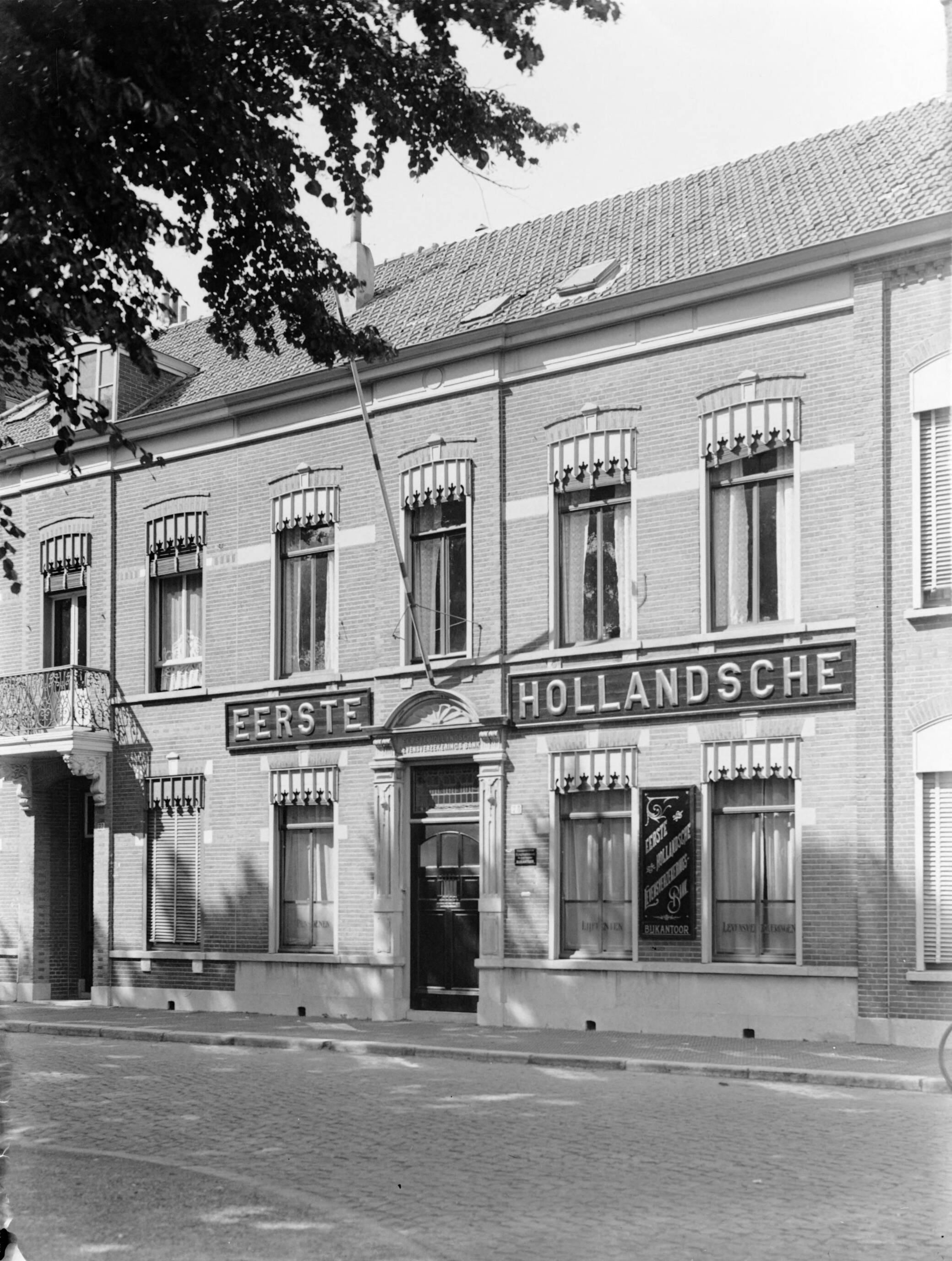 Reportage Eerste Hollandsche Levensverzekerings Bank te Amsterdam — Gevel van een bijkantoor van de Eerste Hollandsche Levensverzekerings Bank in Breda — Foto: Poll, Willem van de. Licentie: Set B: Rechtenvrij / Publiek Domein. Bron: Nationaal Archief. http://hdl.handle.net/10648/ae9c79f6-d0b4-102d-bcf8-003048976d84