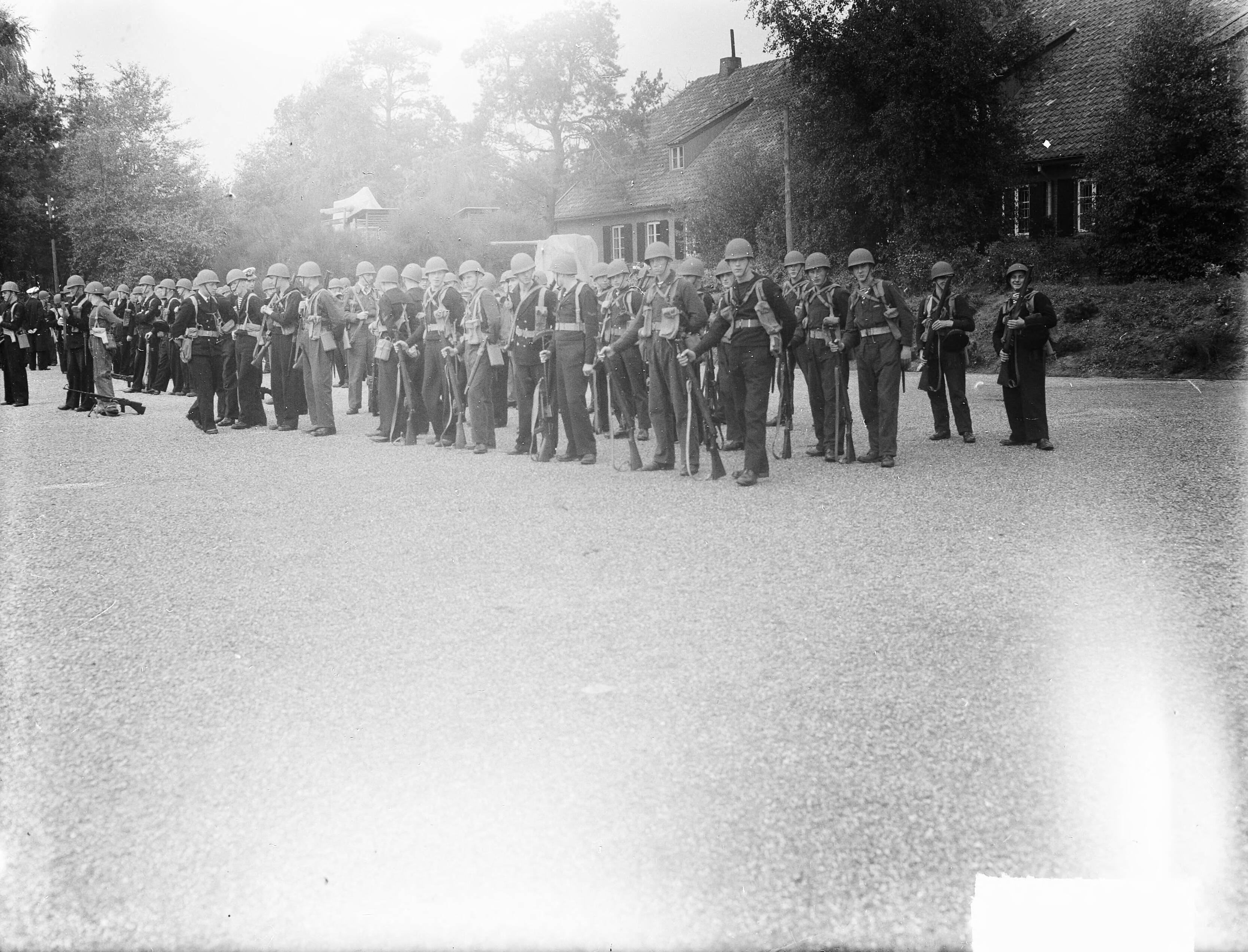 MOK Hilversum 1948 — MOK Hilversum. Matrozen met geweren en helmen — Foto: Steenkamp, […] / Anefo. Licentie: Set B: Rechtenvrij / Publiek Domein. Bron: Nationaal Archief. http://hdl.handle.net/10648/a8bd911e-d0b4-102d-bcf8-003048976d84