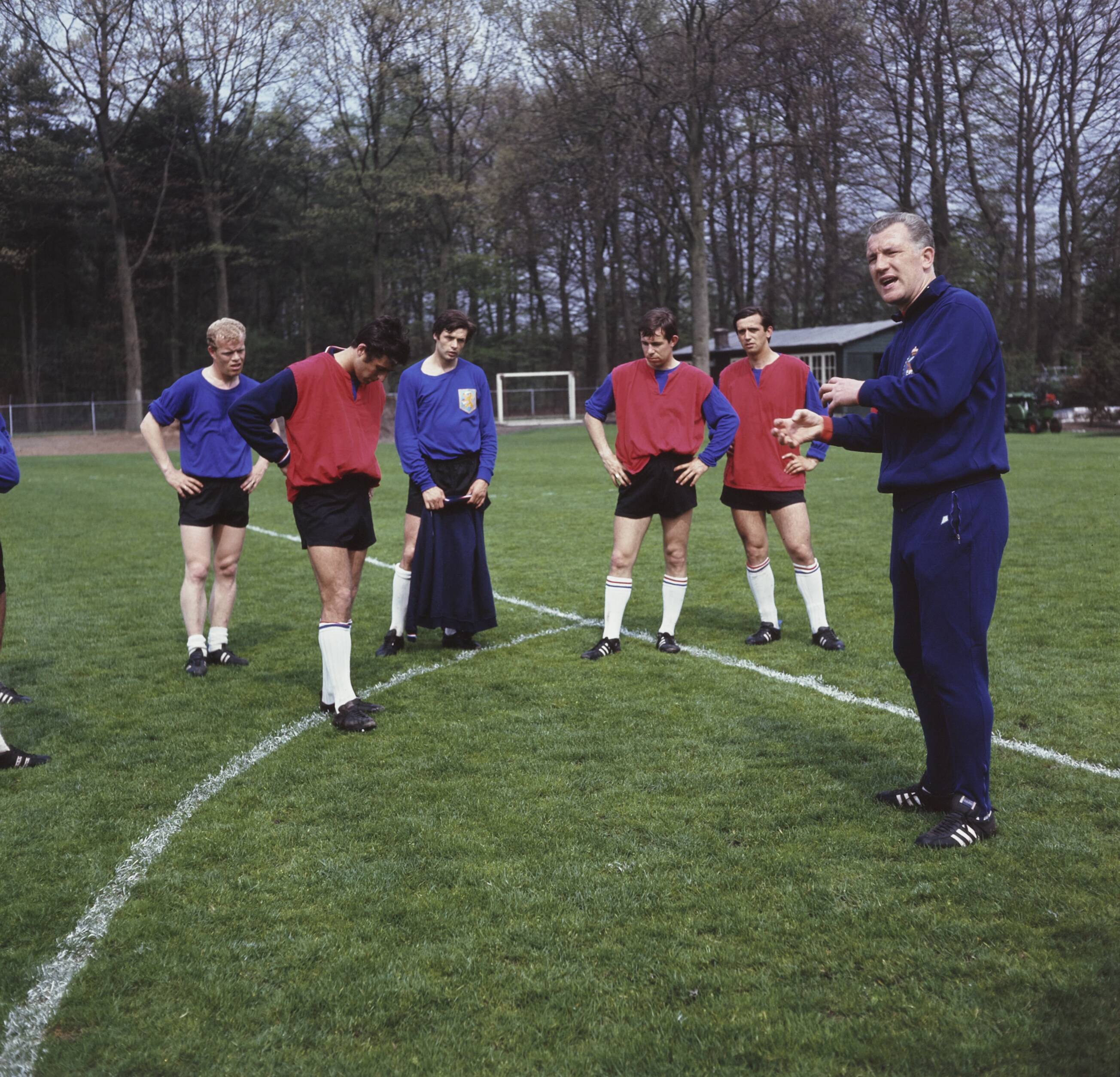 Fotocollectie Anefo — Training Nederlands Elftal te Zeist; training — Foto: Kroon, Ron / Anefo. Licentie: Set B: Rechtenvrij / Publiek Domein. Bron: Nationaal Archief. http://hdl.handle.net/10648/ad8f1c4e-d0b4-102d-bcf8-003048976d84
