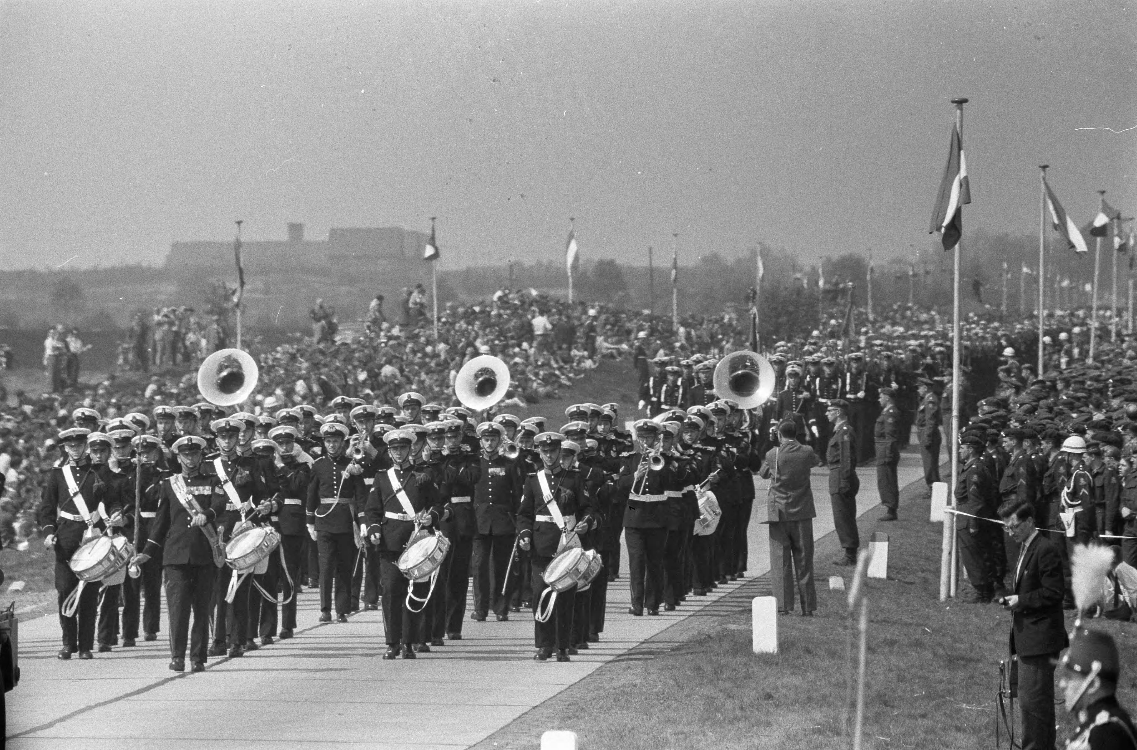 Fotocollectie Anefo — Militaire parade bij Ede voor koningin Juliana en prins Bernhard. De Marinierskapel — Foto: Pot, Harry / Anefo. Licentie: Set B: Rechtenvrij / Publiek Domein. Bron: Nationaal Archief. http://hdl.handle.net/10648/a9ae0824-d0b4-102d-bcf8-003048976d84