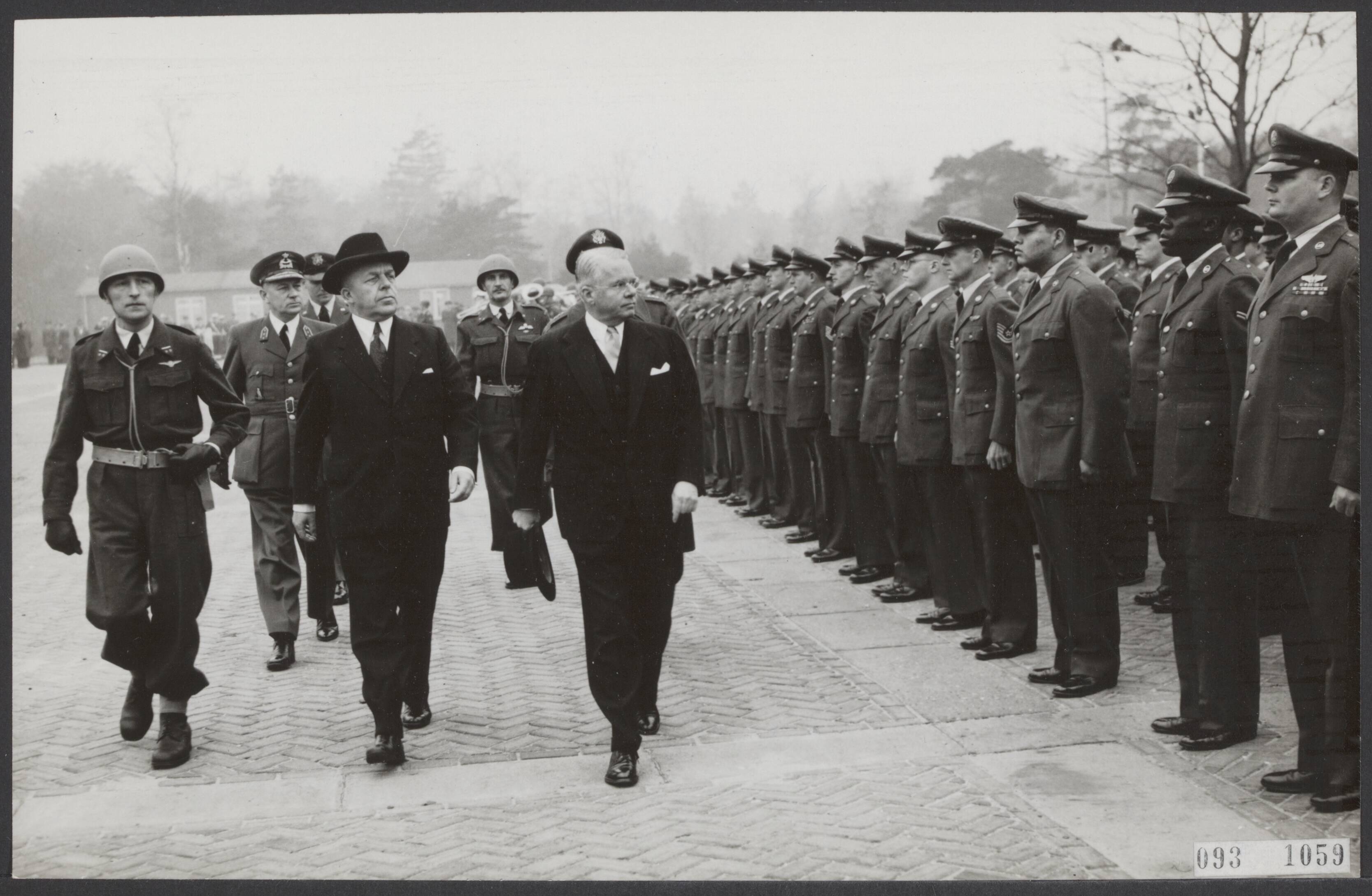 Fotocollectie Elsevier Binnenland — Het Amerikaanse 32 Tactical Fighter Squadron (gestationeerd op Soesterberg, en bestaande uit Sabre-toestellen) wordt onder het operationele commando van de Koninklijke Luchtmacht gesteld. Minister van Oorlog C. Staf en de Amerikaanse ambassadeur H. Freeman Matthews inspecteren de erewacht — Foto: Noske, J.D. / Anefo. Licentie: Set B: Rechtenvrij / Publiek Domein. Bron: Nationaal Archief. http://hdl.handle.net/10648/ae2a15dc-d0b4-102d-bcf8-003048976d84
