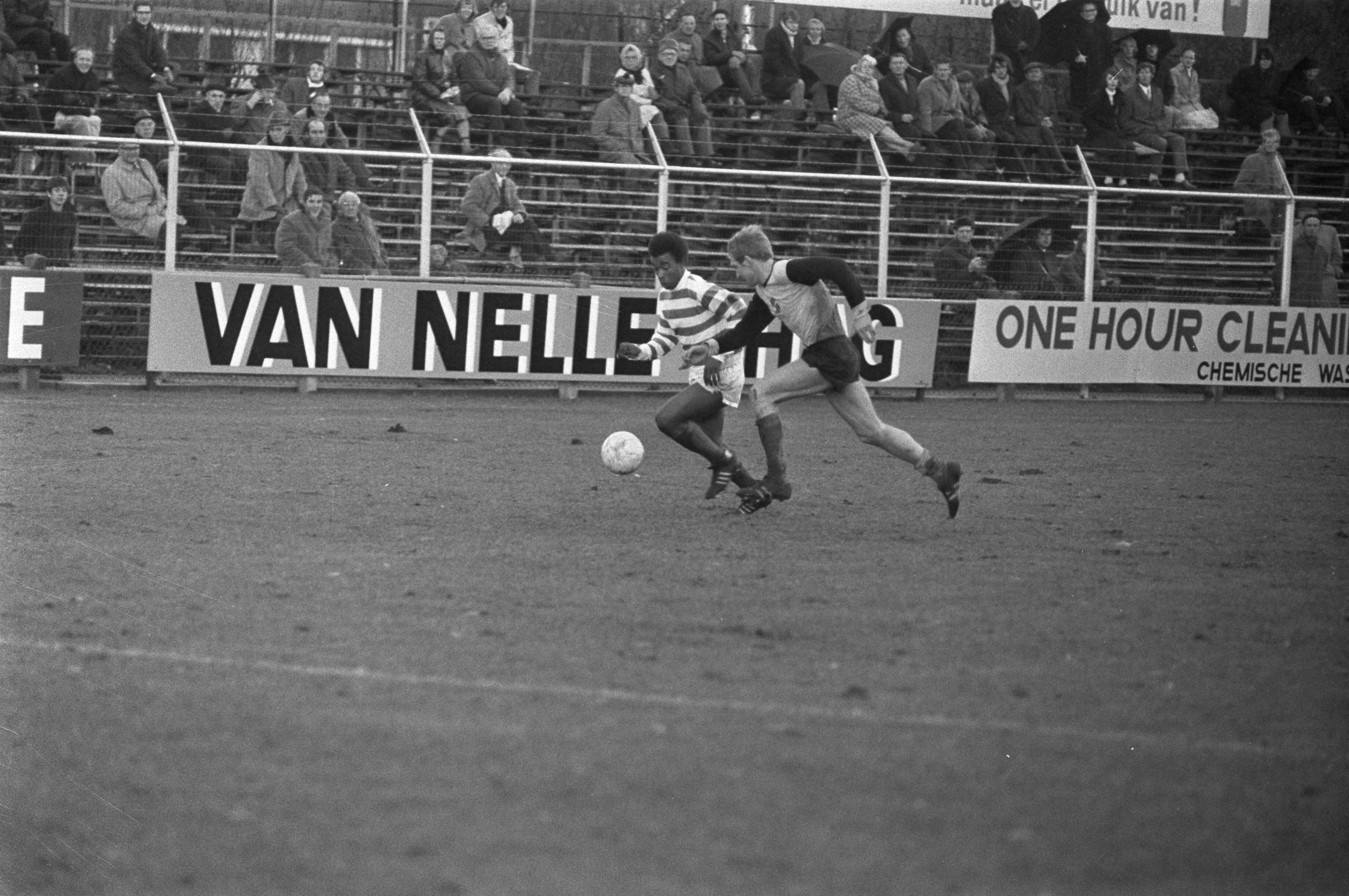 Fotocollectie Anefo — Blauw-Wit tegen Veendam 3-0 . Reinier Rudge (Blauw-Wit) in duel — Foto: Peters, Hans / Anefo. Licentie: Set B: Rechtenvrij / Publiek Domein. Bron: Nationaal Archief. http://hdl.handle.net/10648/abd8391c-d0b4-102d-bcf8-003048976d84