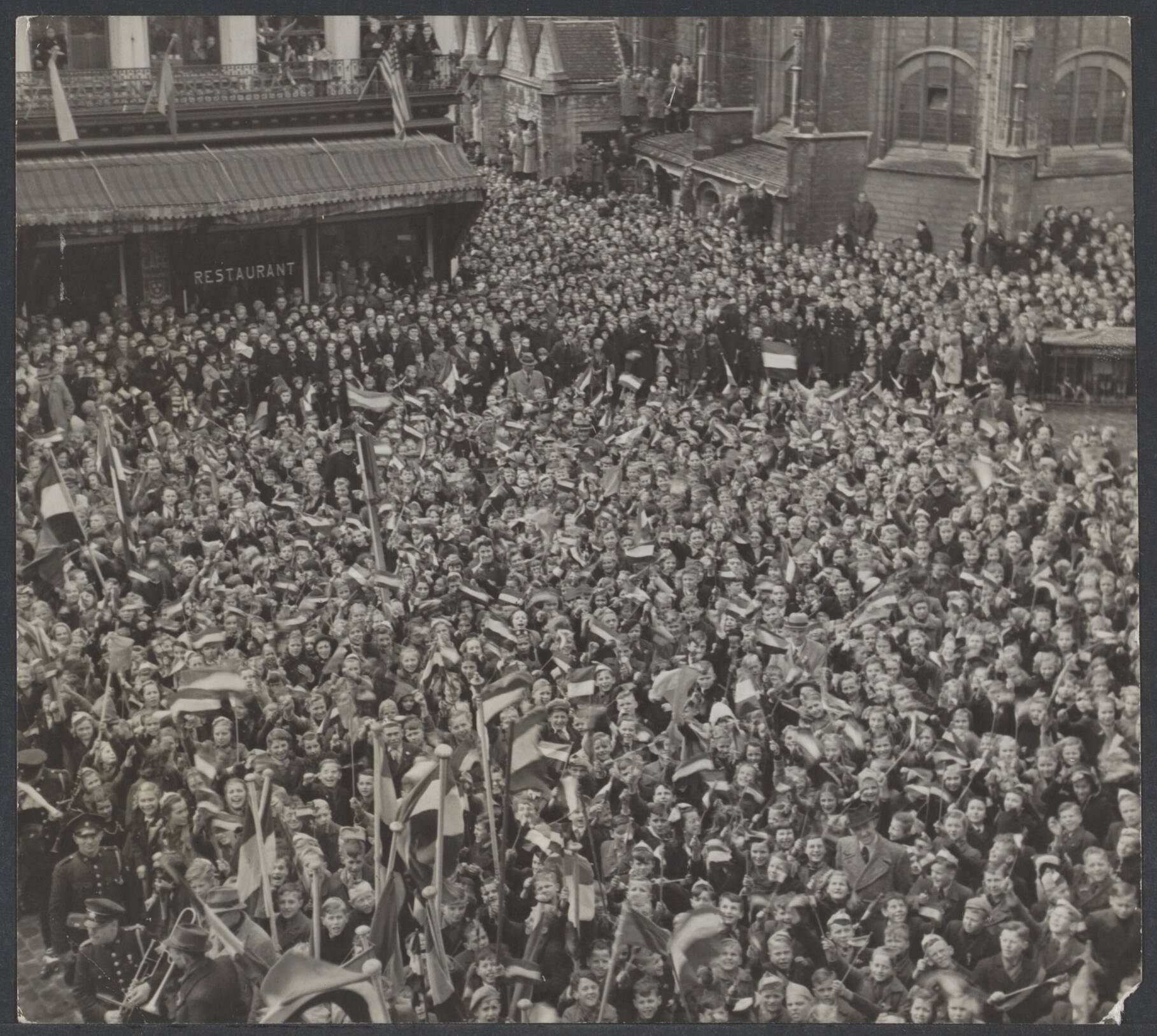 Bevrijding Nederland 1944 [bevat ook foto's uit 1945] — Koningin Wilhelmina bezoekt bevrijd Nederland voor de tweede maal, dit keer vergezeld van prinses Juliana. Dit is de eerste keer dat Juliana haar bevrijd vaderland bezoekt en haar gemaal prins Bernhard voor het eerst op bevrijd gebied ontmoet. De bevolking van Breda viert de verjaardag van prinses Juliana — Foto: Poll, Willem van de / Anefo. Licentie: Set B: Rechtenvrij / Publiek Domein. Bron: Nationaal Archief. http://hdl.handle.net/10648/9a65b46f-b9e6-2faa-e044-1125c6e7f976