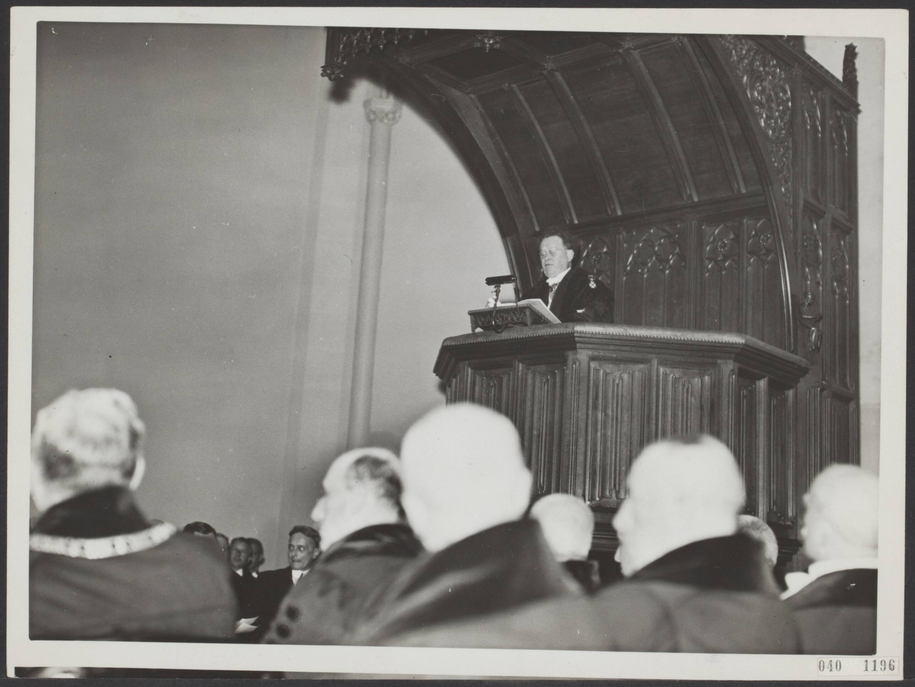 Fotocollectie Elsevier Binnenland — Heden aanvaardde prof. dr. Willem Mengelberg zijn ambt als buitengewoon hoogleraar in de reproductieve toonkunst aan de Utrechtse universiteit, met het uitspreken van een inaugurale rede in het groot auditorium van de rijksuniversiteit te Utrecht — Foto: N.V. Polygoon. Licentie: Set B: Rechtenvrij / Publiek Domein. Bron: Nationaal Archief. http://hdl.handle.net/10648/adf551f8-d0b4-102d-bcf8-003048976d84