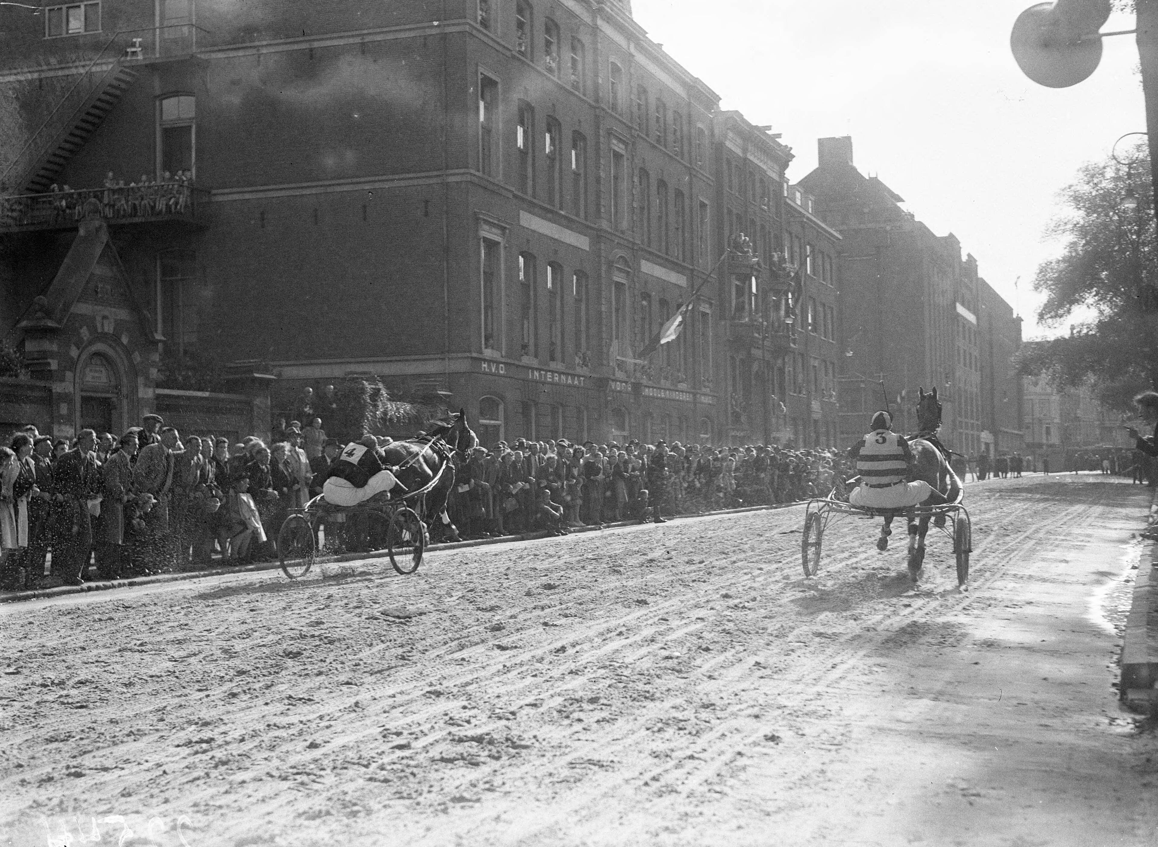 Fotocollectie Anefo — Korte baan uitnodigingsdraverijen Stadhoudershal Amsterdam — Foto: Sagers, Harry / Anefo. Licentie: Set B: Rechtenvrij / Publiek Domein. Bron: Nationaal Archief. http://hdl.handle.net/10648/a8aa5ad6-d0b4-102d-bcf8-003048976d84