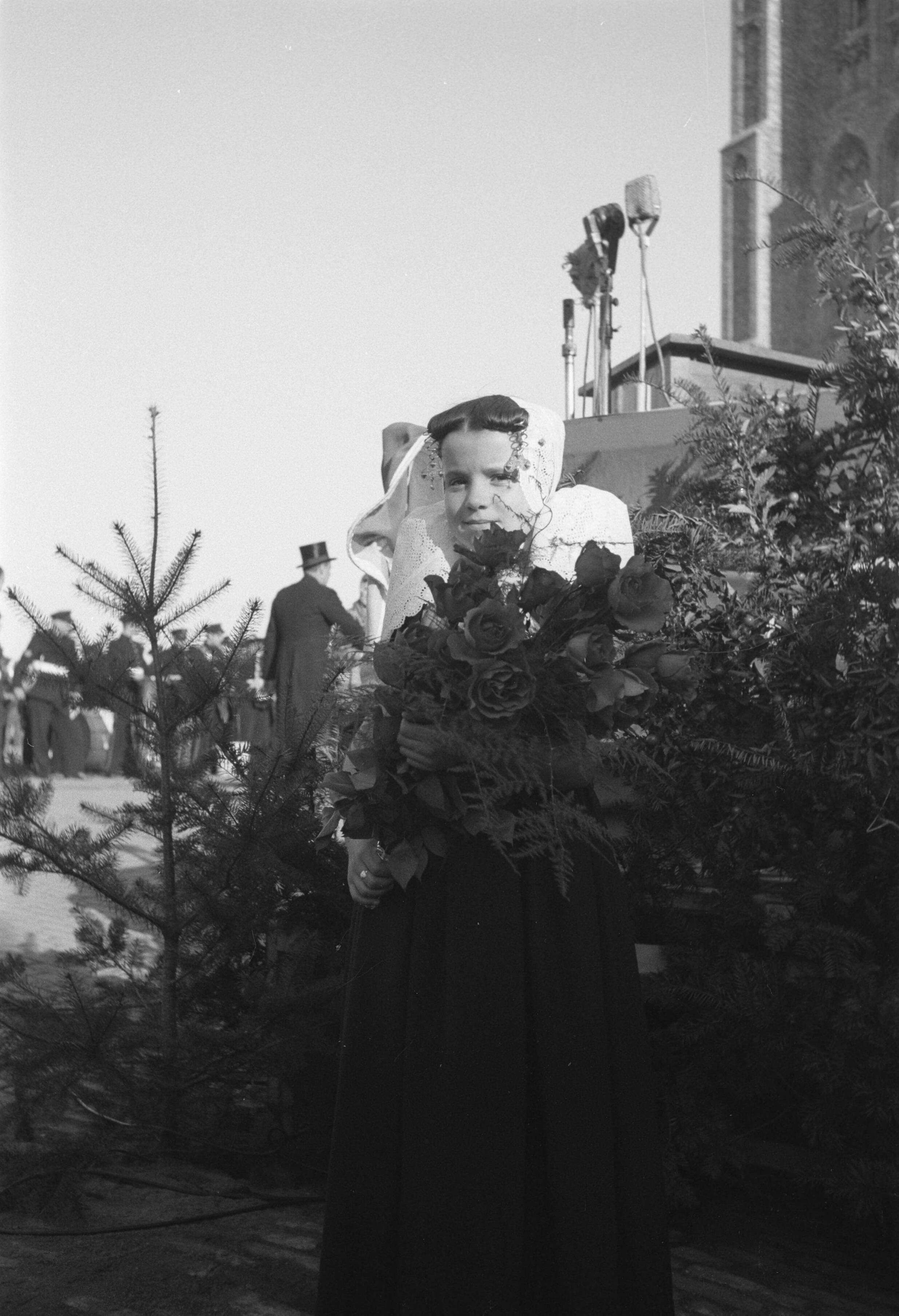 Attlee bij de Boomplantdag op Walcheren — Prinses Juliana en prins Bernhard bezoeken, o.a. in gezelschap van de Britse minister-president Clement Attlee en zijn echtgenote en minister-president L.J.M. Beel het eiland Walcheren t.g.v boomplantdag. — Foto: Sagers, Harry / Anefo. Licentie: Set B: Rechtenvrij / Publiek Domein. Bron: Nationaal Archief. http://hdl.handle.net/10648/a8afe7ee-d0b4-102d-bcf8-003048976d84
