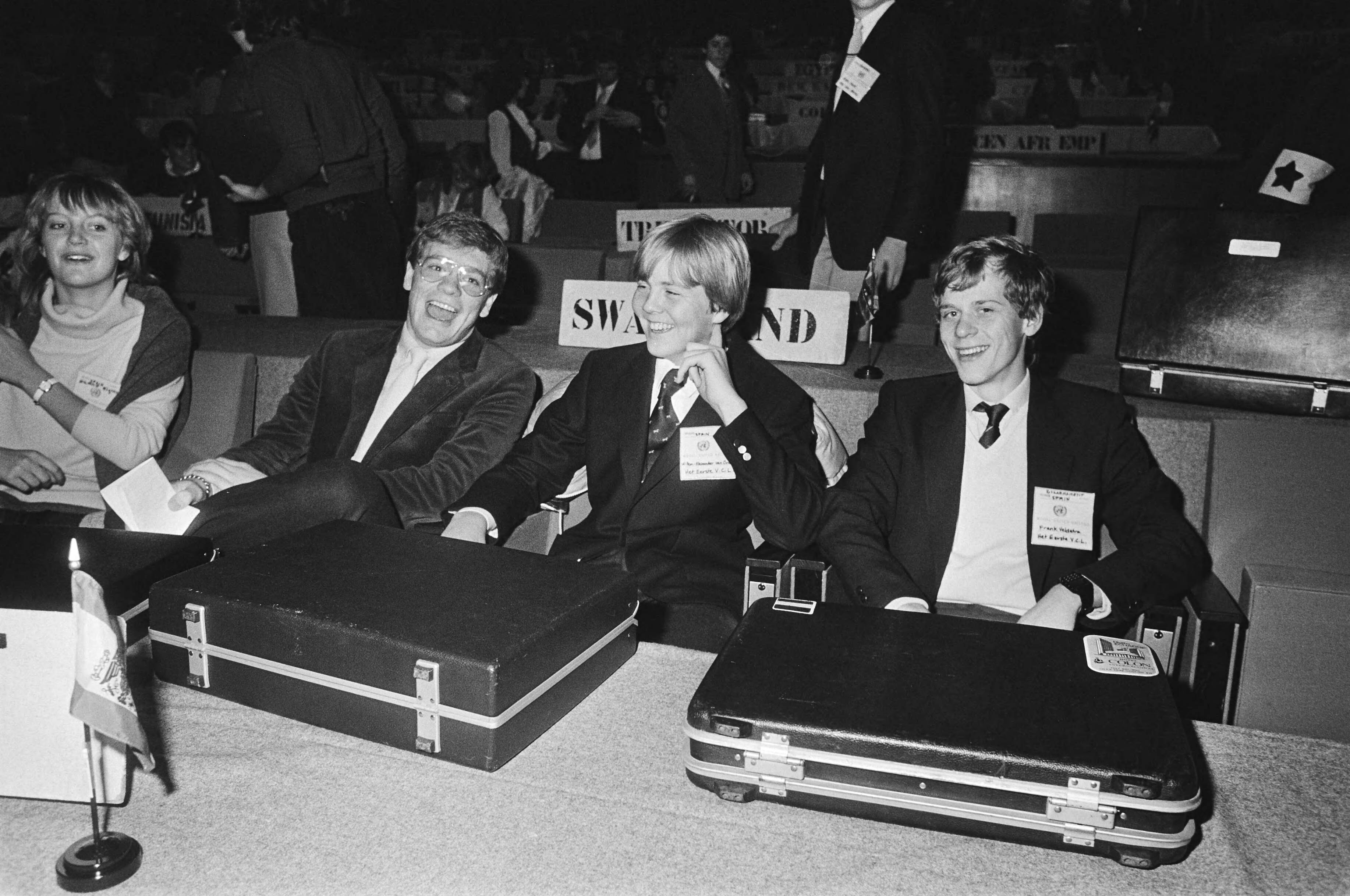 Koningin Beatrix opent het Verenigde Naties Jeugdcongres in Den Haag — Prins Willem Alexander als delegatielid met medescholieren — Foto: Bogaerts, Rob / Anefo. Licentie: Set B: Rechtenvrij / Publiek Domein. Bron: Nationaal Archief. http://hdl.handle.net/10648/ad24d442-d0b4-102d-bcf8-003048976d84
