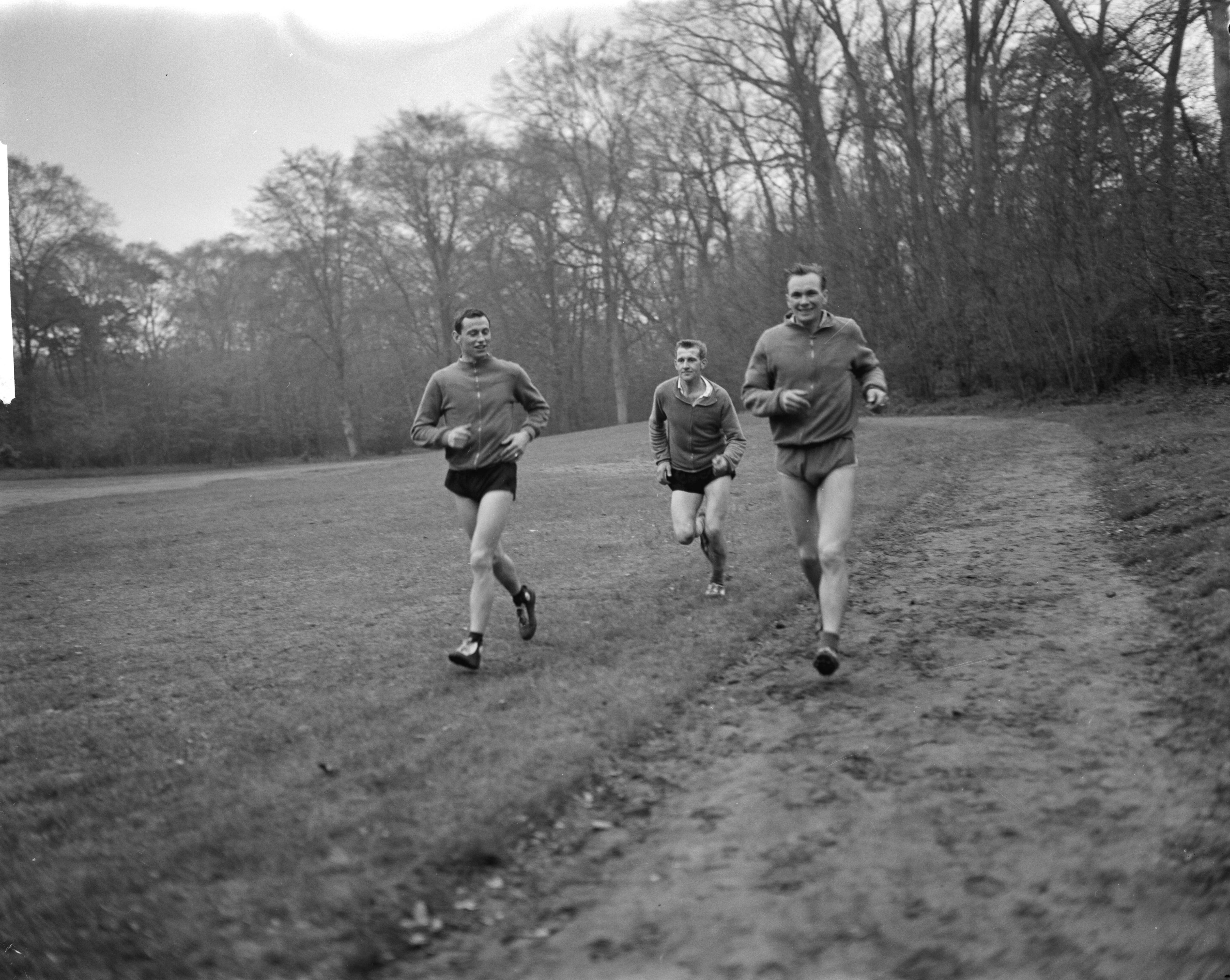 Fotocollectie Anefo — Conditietraining Nederlandse schaatskernploeg op het CIOS te Overveen — Foto: Bilsen, Joop van / Anefo. Licentie: Set B: Rechtenvrij / Publiek Domein. Bron: Nationaal Archief. http://hdl.handle.net/10648/aa07f8f2-d0b4-102d-bcf8-003048976d84