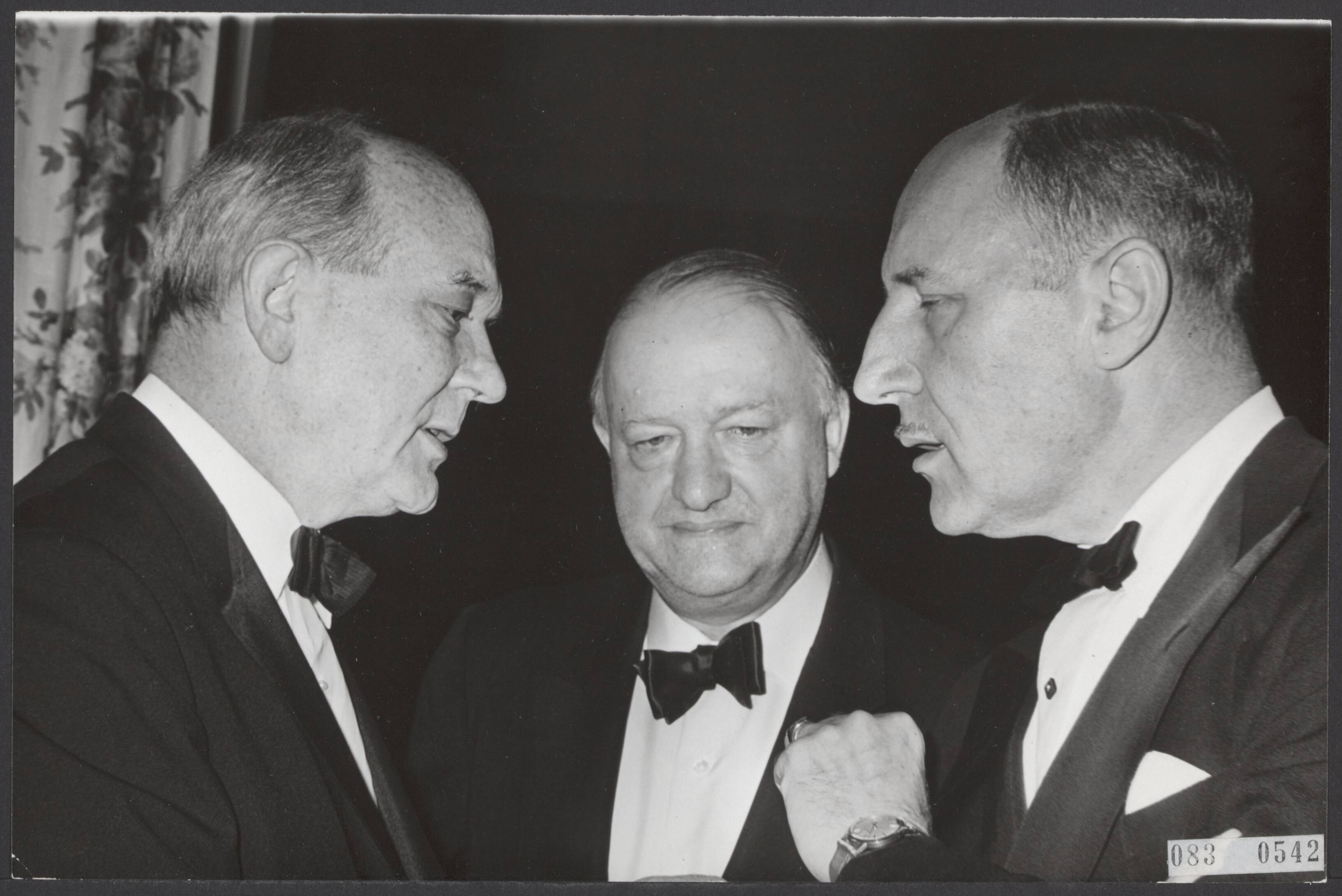 Fotocollectie Elsevier Binnenland — Regeringsdiner in het Kurhaus te Schevening voor deelnemers aan de NATO-conferentie. Vlnr. De Amerikaanse minster van Buitenlandse Zaken Dean Rusk, de Britse minister R.A. Butler en minister Joseph Luns — Foto: Koch, Eric / Anefo. Licentie: Set B: Rechtenvrij / Publiek Domein. Bron: Nationaal Archief. http://hdl.handle.net/10648/ae1ad7f2-d0b4-102d-bcf8-003048976d84