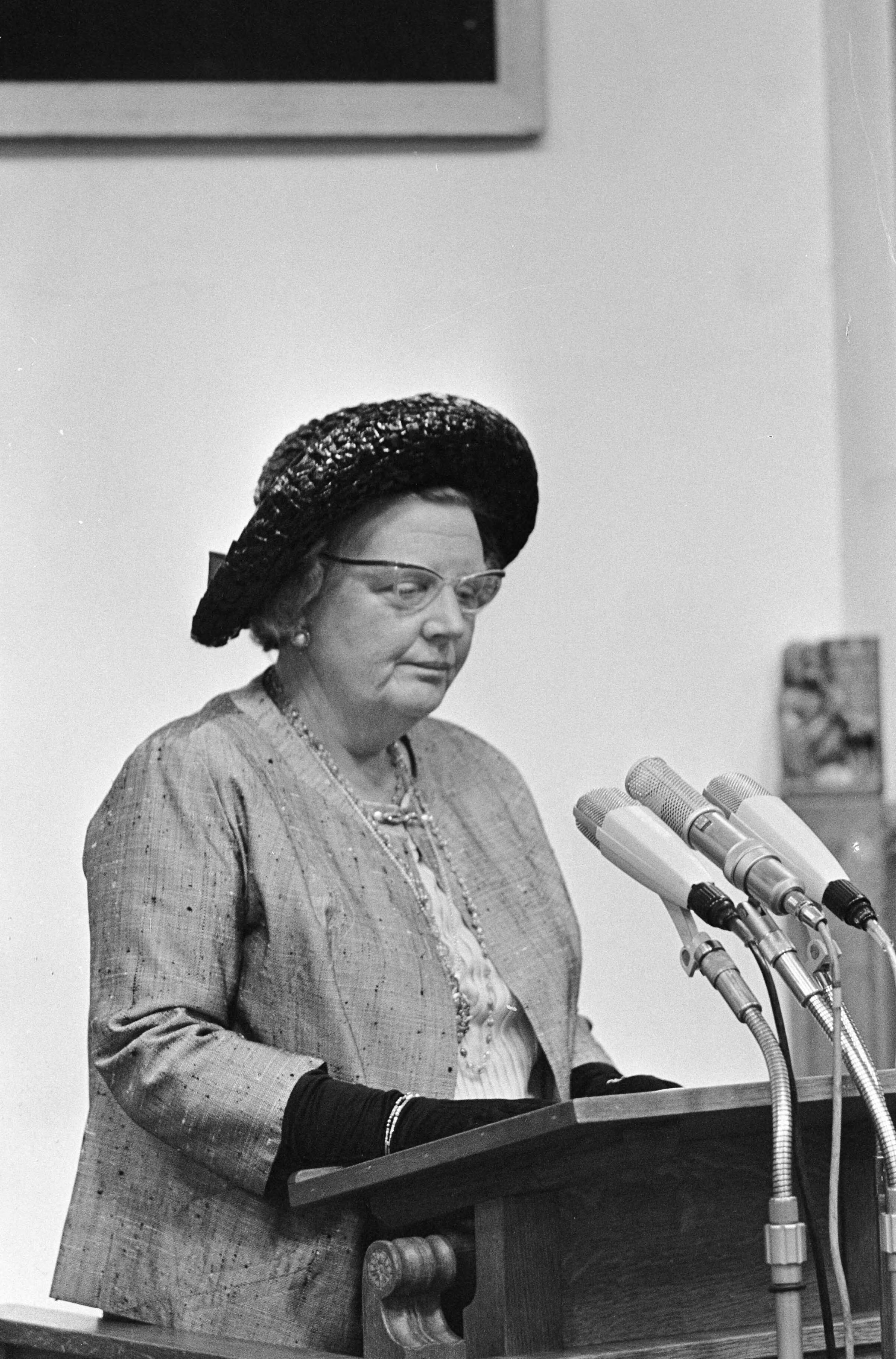 Algemene vergadering van de International Union for Child Welfare te Den Haag — Koningin Juliana opent in de Ridderzaal de vergadering — Foto: Fotograaf Onbekend / Anefo. Licentie: Set B: Rechtenvrij / Publiek Domein. Bron: Nationaal Archief. http://hdl.handle.net/10648/aafa804a-d0b4-102d-bcf8-003048976d84