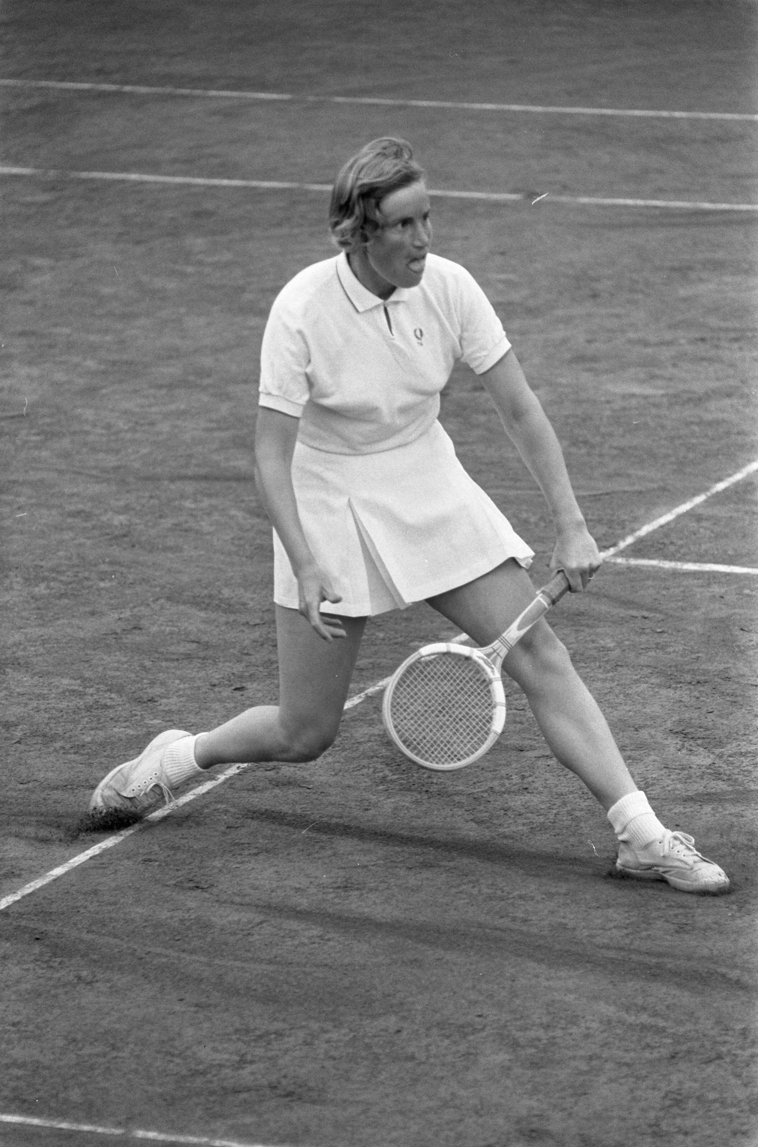 Fotocollectie Anefo — Nationale tenniskampioenschappen op Mets-banen in Scheveningen: Trudy Groenman aktie — Foto: Koch, Eric / Anefo. Licentie: Set B: Rechtenvrij / Publiek Domein. Bron: Nationaal Archief. http://hdl.handle.net/10648/ab75f5e0-d0b4-102d-bcf8-003048976d84