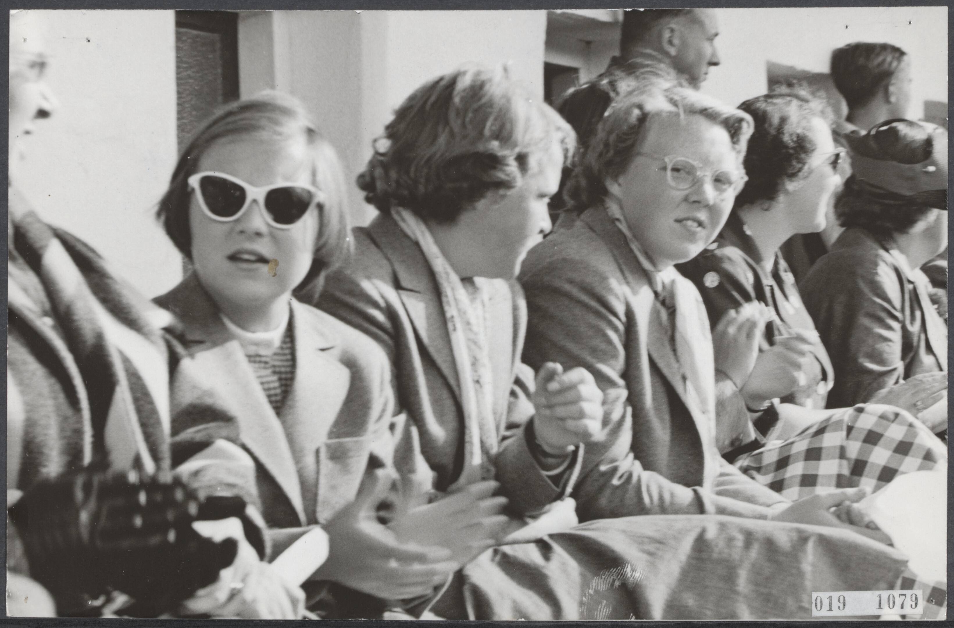 Fotocollectie Elsevier Binnenland — Te Baarn werd de voetbalwedstrijd Amsterdam-Feijenoord gespeeld, welke werd bijgewoond door het koninklijk gezin. Op de tribune vlnr. prinses Margriet, prinses Irene en prinses Beatrix — Foto: Fotograaf Onbekend / Anefo. Licentie: Set B: Rechtenvrij / Publiek Domein. Bron: Nationaal Archief. http://hdl.handle.net/10648/adc88c90-d0b4-102d-bcf8-003048976d84