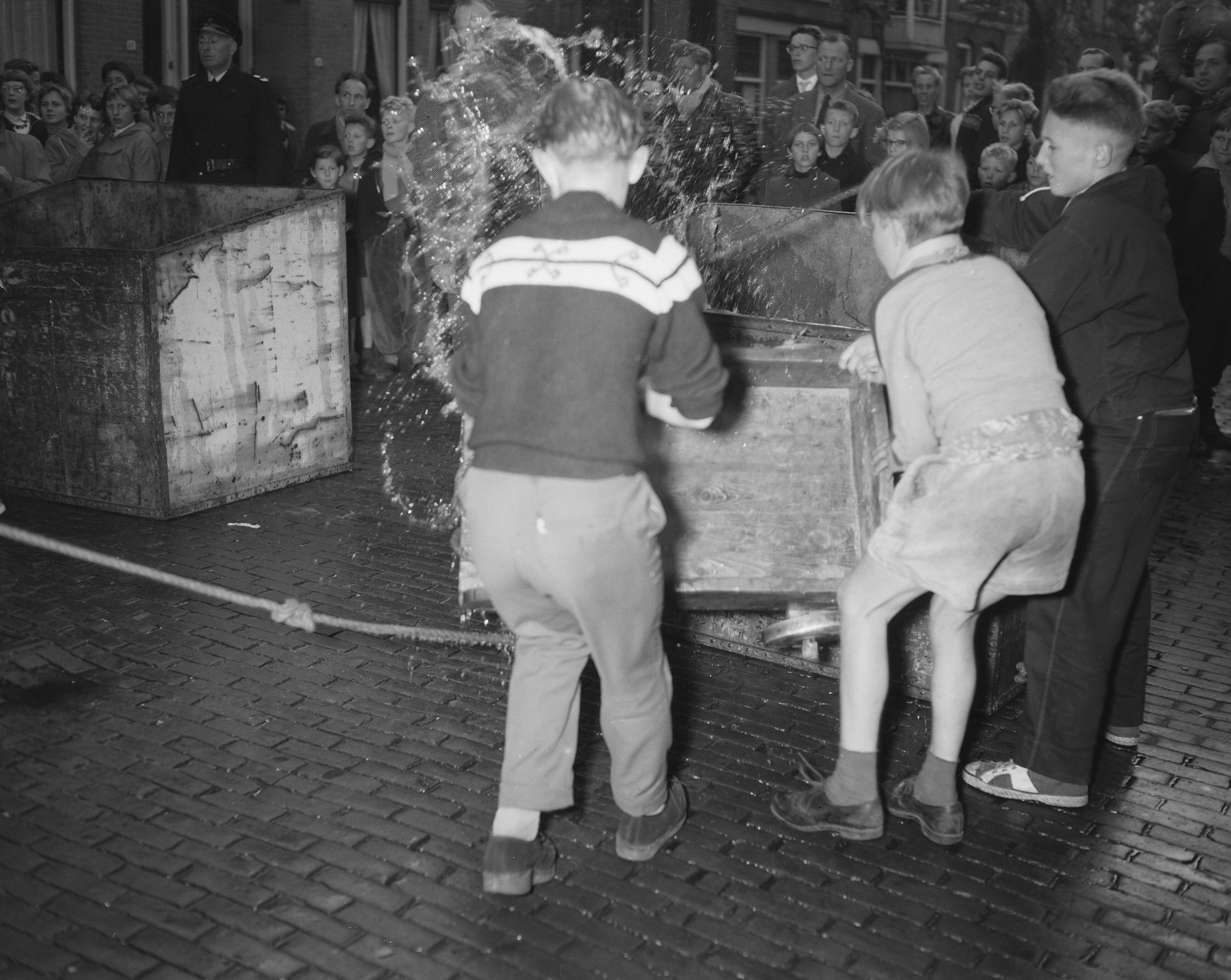 Fotocollectie Anefo — Luilakwagenrace in Zaandam ( 4 uur ) voor de jeugd / aangetast — Foto: Rossem, Wim van / Anefo. Licentie: Set B: Rechtenvrij / Publiek Domein. Bron: Nationaal Archief. http://hdl.handle.net/10648/a9619a20-d0b4-102d-bcf8-003048976d84