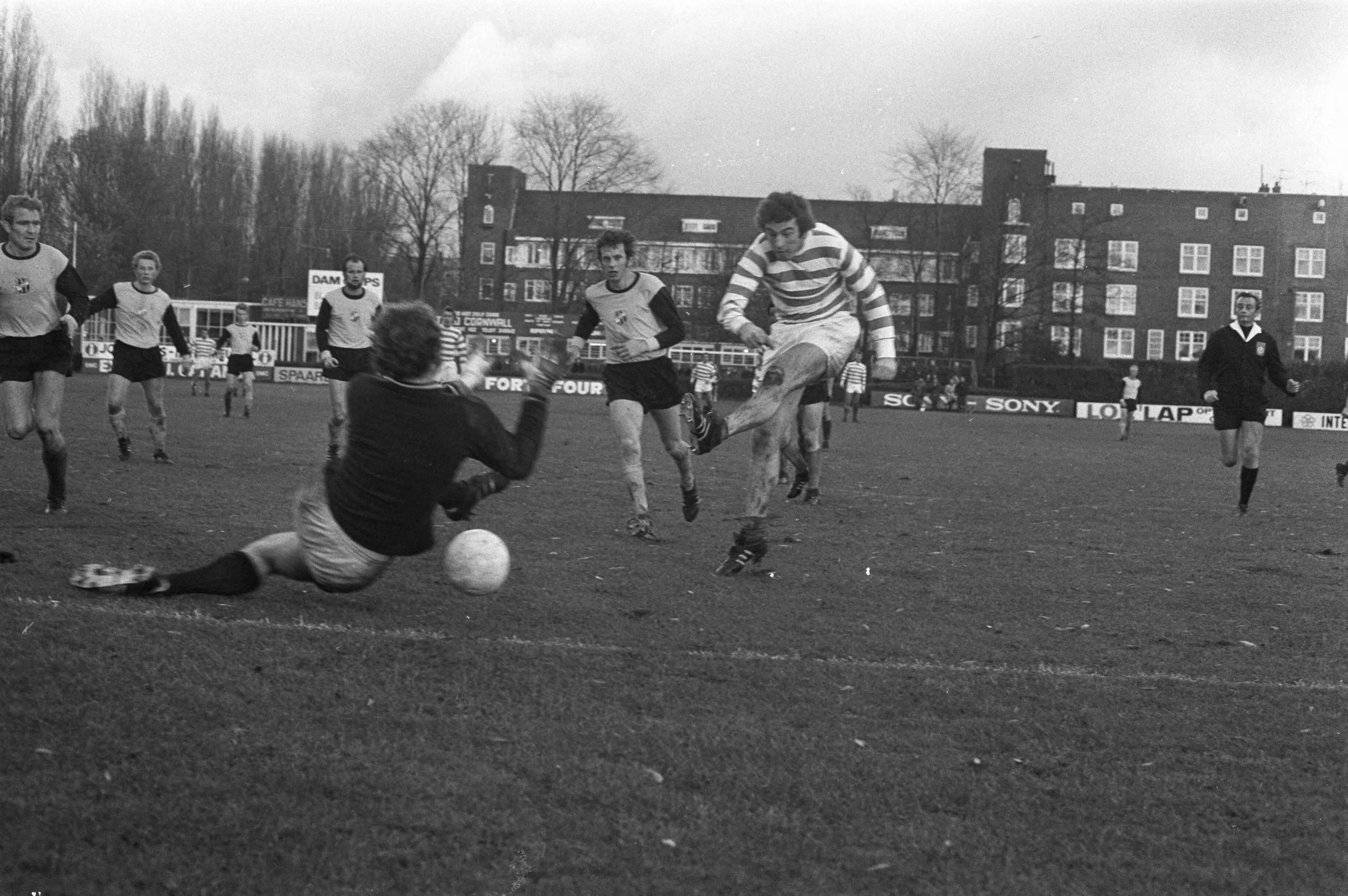 Fotocollectie Anefo — Blauw-Wit tegen Veendam 3-0, doelpunt van Frank Kramer van Blauw-Wit (r) — Foto: Peters, Hans / Anefo. Licentie: Set B: Rechtenvrij / Publiek Domein. Bron: Nationaal Archief. http://hdl.handle.net/10648/abd83840-d0b4-102d-bcf8-003048976d84