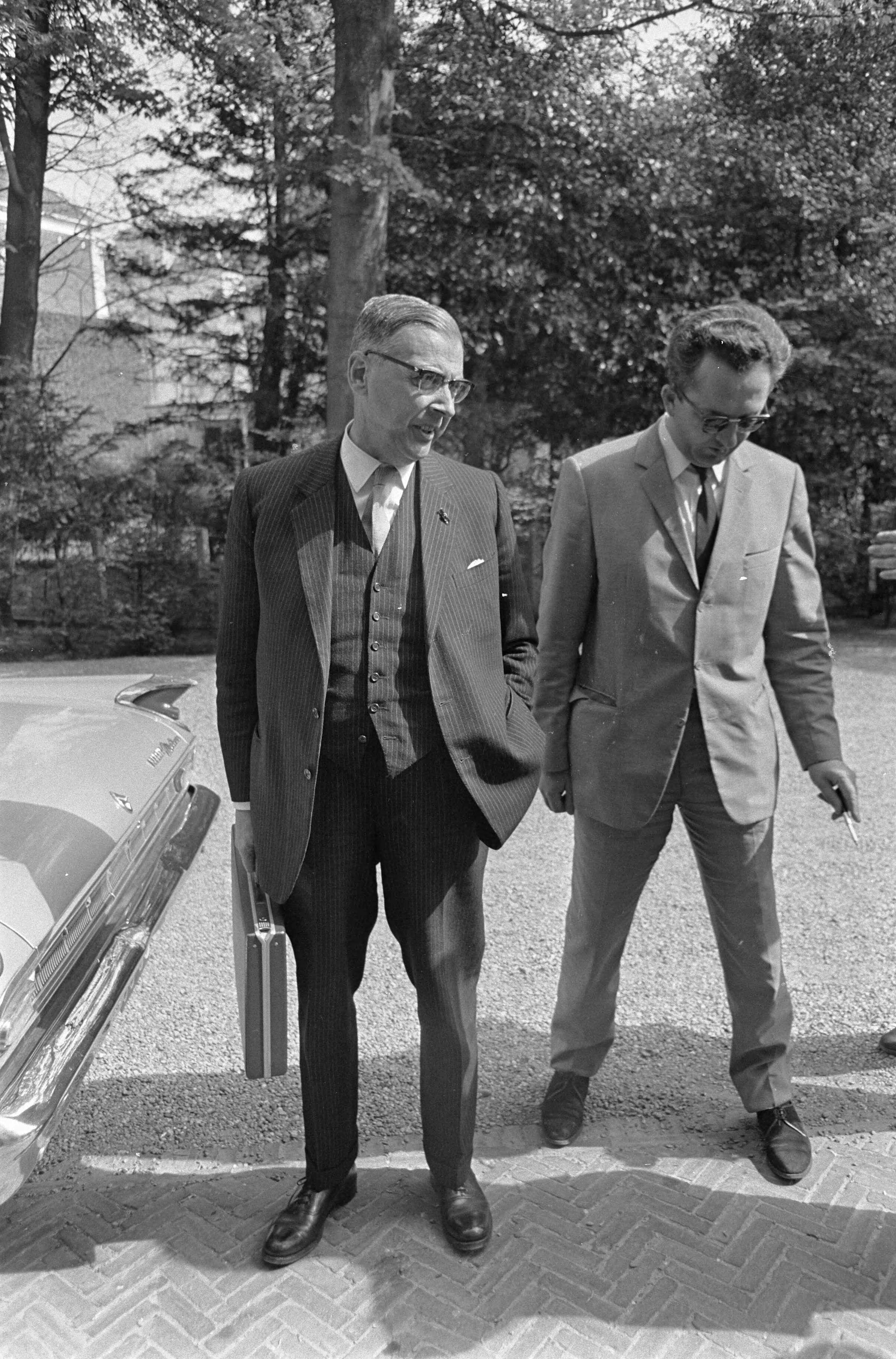 Fotocollectie Anefo — Aankomst Burgemeester Van Hall op Ministerie van Algemene Zaken te Den Haag — Foto: Kroon, Ron / Anefo. Licentie: Set B: Rechtenvrij / Publiek Domein. Bron: Nationaal Archief. http://hdl.handle.net/10648/ab1883b0-d0b4-102d-bcf8-003048976d84