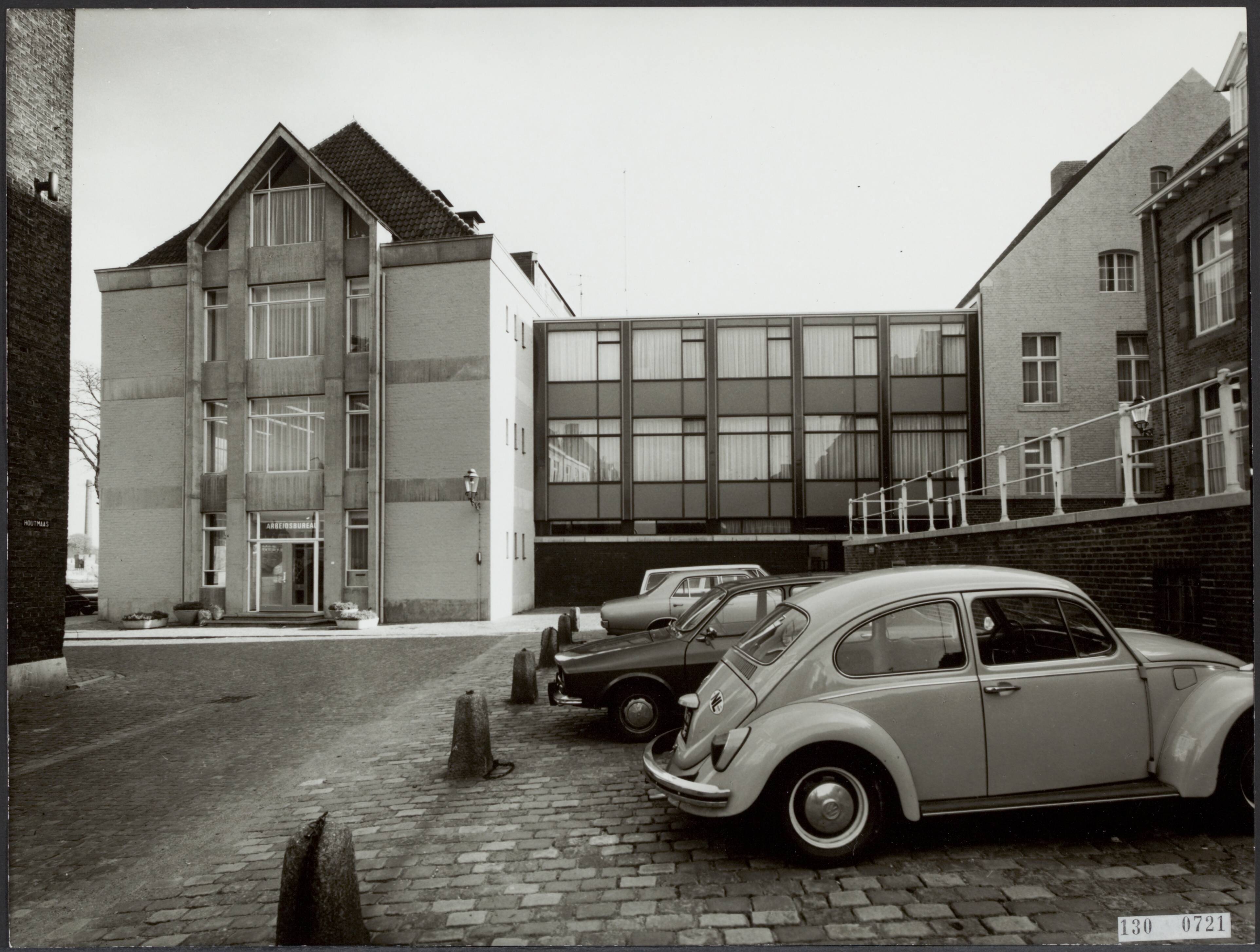 Fotocollectie Rijksvoorlichtingsdienst Eigen — Districtsarbeidsvoorziening Maastricht [Arbeidsbureau] — Foto: Lahaye, Frans. Licentie: Set B: Rechtenvrij / Publiek Domein. Bron: Nationaal Archief. http://hdl.handle.net/10648/af4bc424-d0b4-102d-bcf8-003048976d84