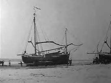 Fotocollectie Elsevier Binnenland — Bomschuiten (SCH 41 en SCH 119) op het strand van Scheveningen voor Seinpost — Foto: Onbekend / Publiek Domein of Rechtenvrij. Licentie: Set B: Rechtenvrij / Publiek Domein. Bron: Nationaal Archief. http://hdl.handle.net/10648/addf81b6-d0b4-102d-bcf8-003048976d84