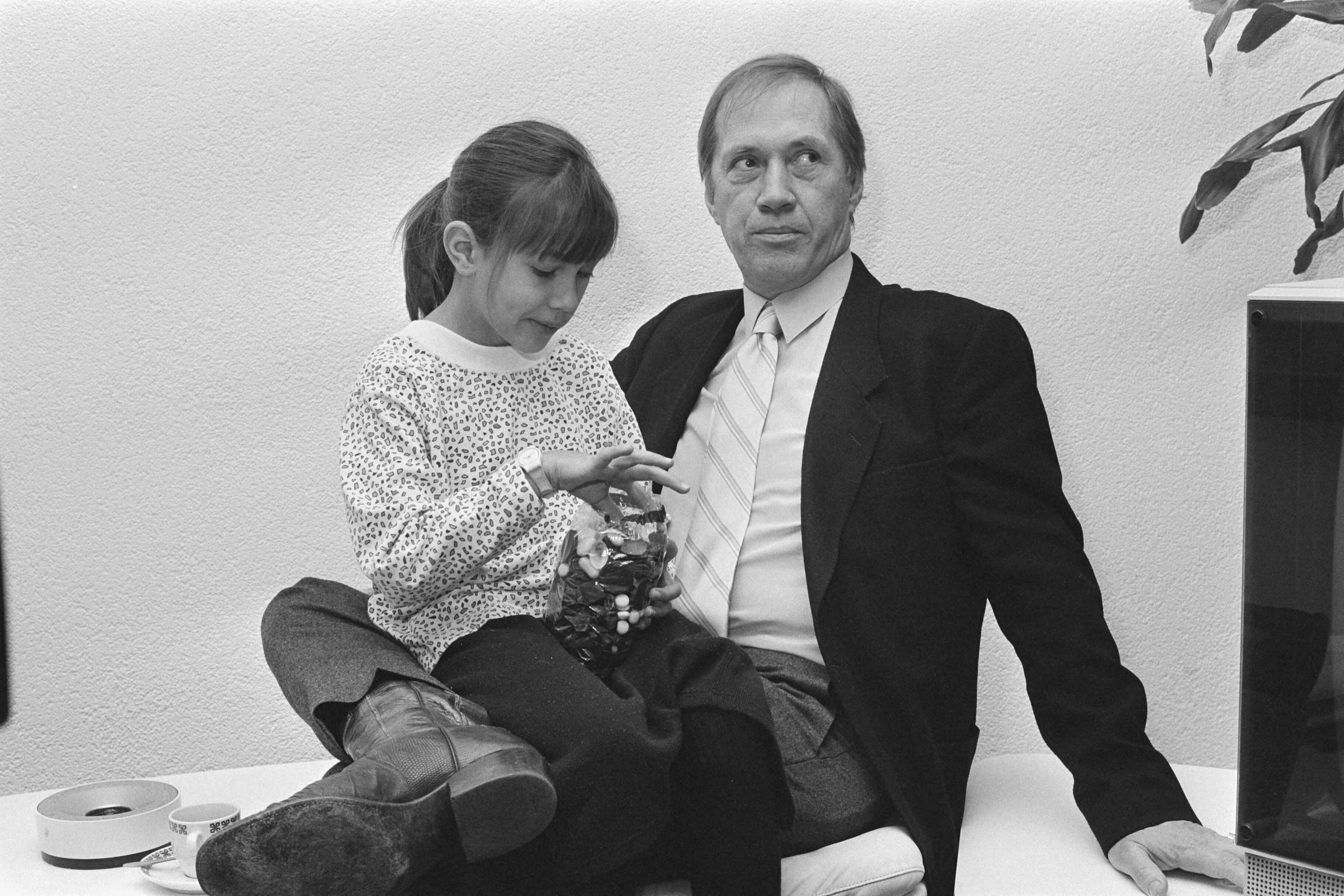 Fotocollectie Anefo — David Carradine met vrouw en kind in Hilversum voor persconferentie i.v.m. serie Noord en Zuid ; David met dochter Kansas — Foto: Gerrits, Roland / Anefo. Licentie: Set B: Rechtenvrij / Publiek Domein. Bron: Nationaal Archief. http://hdl.handle.net/10648/ad5bf97c-d0b4-102d-bcf8-003048976d84