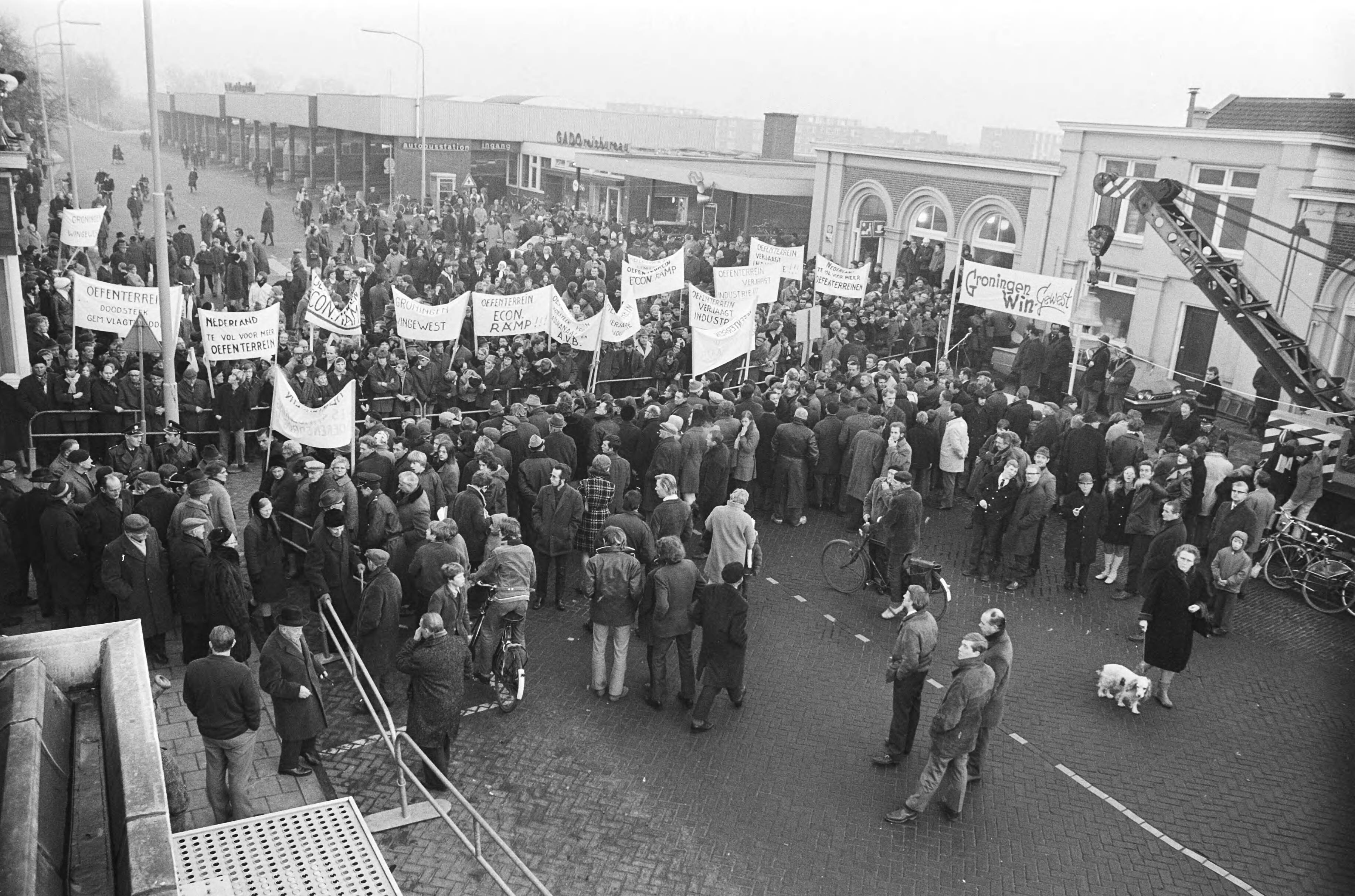 Fotocollectie Anefo — Actie "Noodklok Oost-Groningen". 28 Kamerleden in Winschoten, Oost-Groningen, voor slecht economische situatie — Foto: Verhoeff, Bert / Anefo. Licentie: Set B: Rechtenvrij / Publiek Domein. Bron: Nationaal Archief. http://hdl.handle.net/10648/abb0206c-d0b4-102d-bcf8-003048976d84
