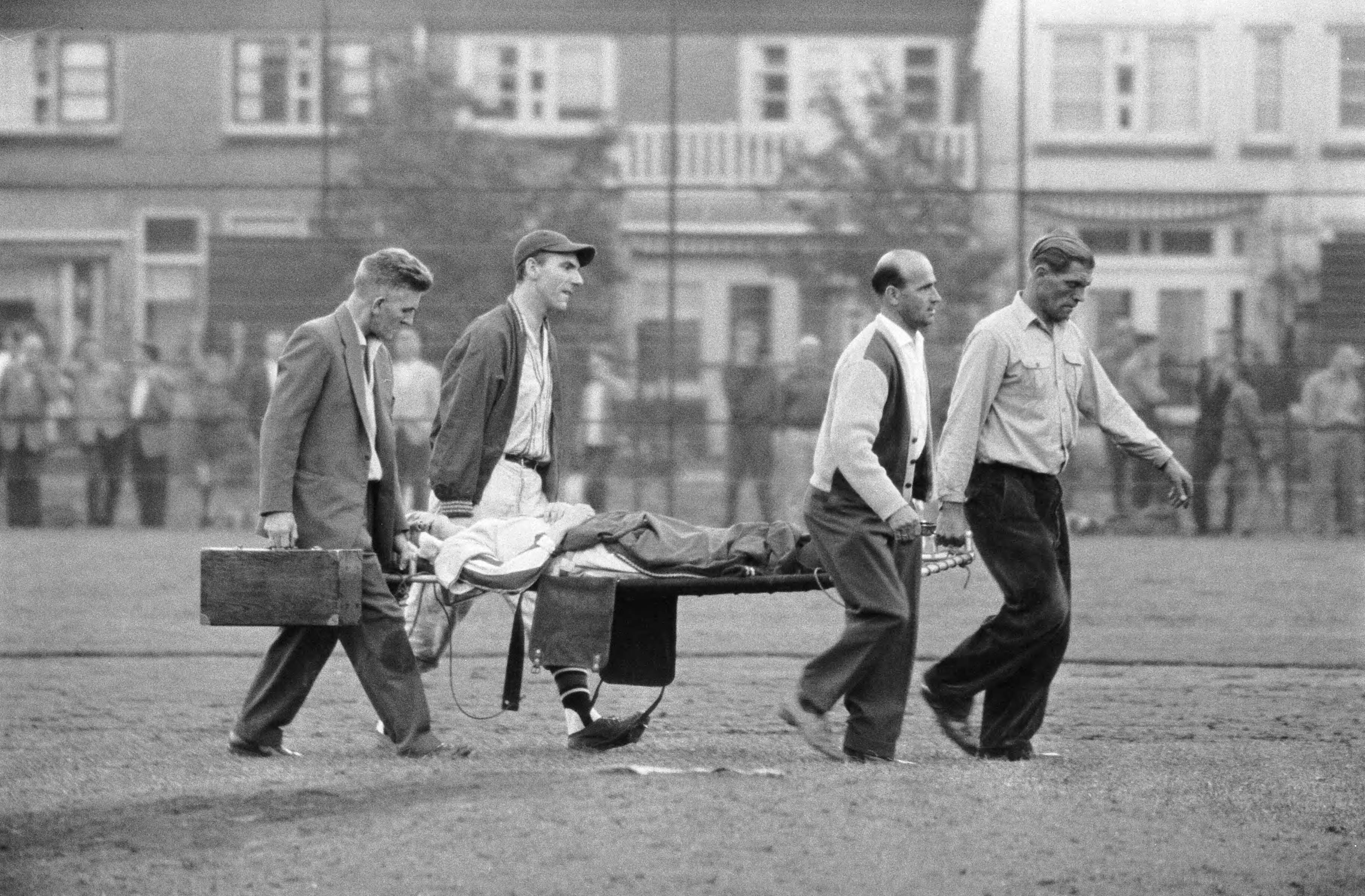 Fotocollectie Anefo — Honkbal. Schoten tegen Sparta 3-2, Simon Hendriks (Sparta) wordt weggedragen — Foto: Bilsen, Joop van / Anefo. Licentie: Set B: Rechtenvrij / Publiek Domein. Bron: Nationaal Archief. http://hdl.handle.net/10648/a9b7b2f2-d0b4-102d-bcf8-003048976d84