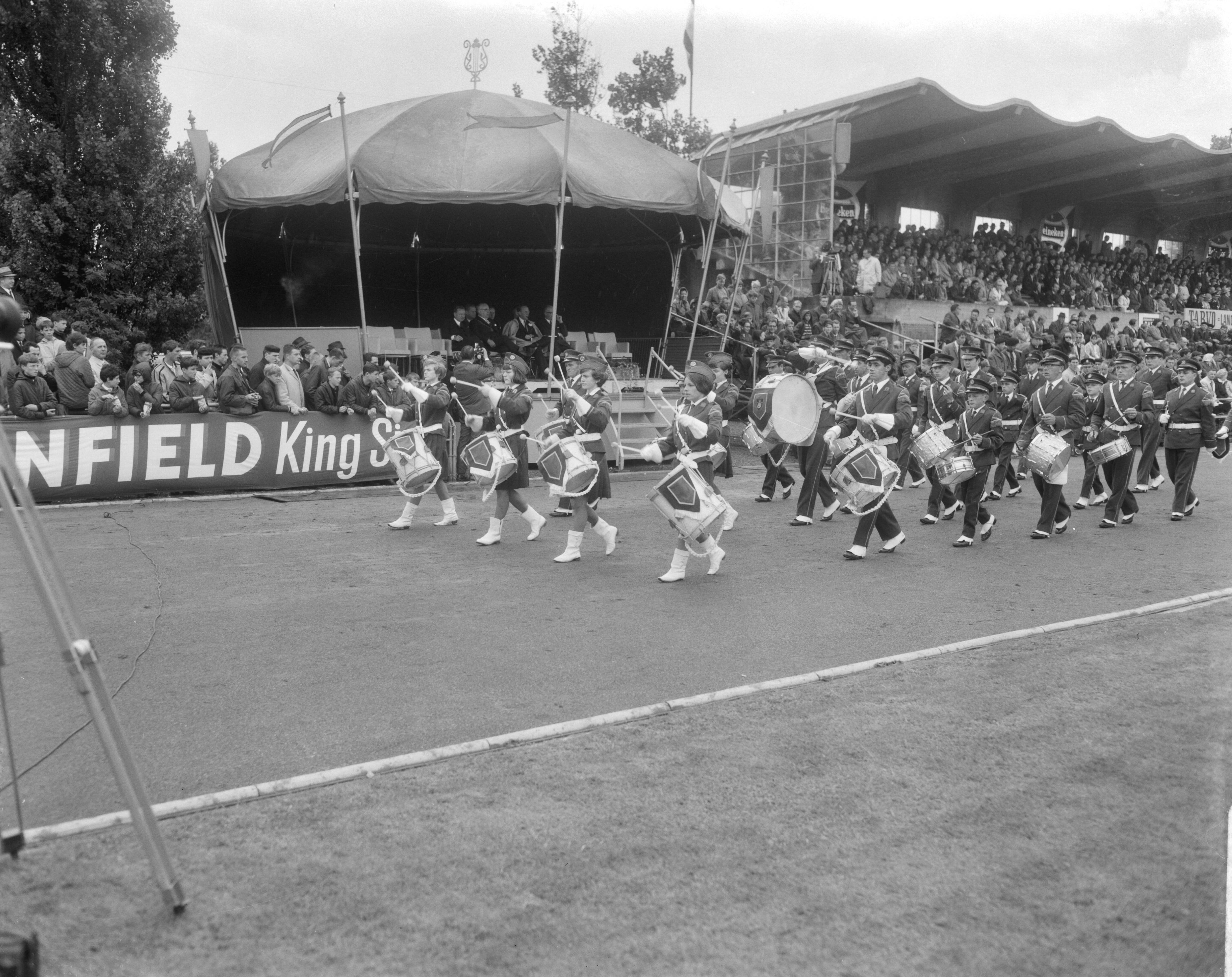 Fotocollectie Anefo — Muziekconcours te Kerkrade, tijdens de marswedstrijden — Foto: Bilsen, Joop van / Anefo. Licentie: Set B: Rechtenvrij / Publiek Domein. Bron: Nationaal Archief. http://hdl.handle.net/10648/aaf2c76a-d0b4-102d-bcf8-003048976d84