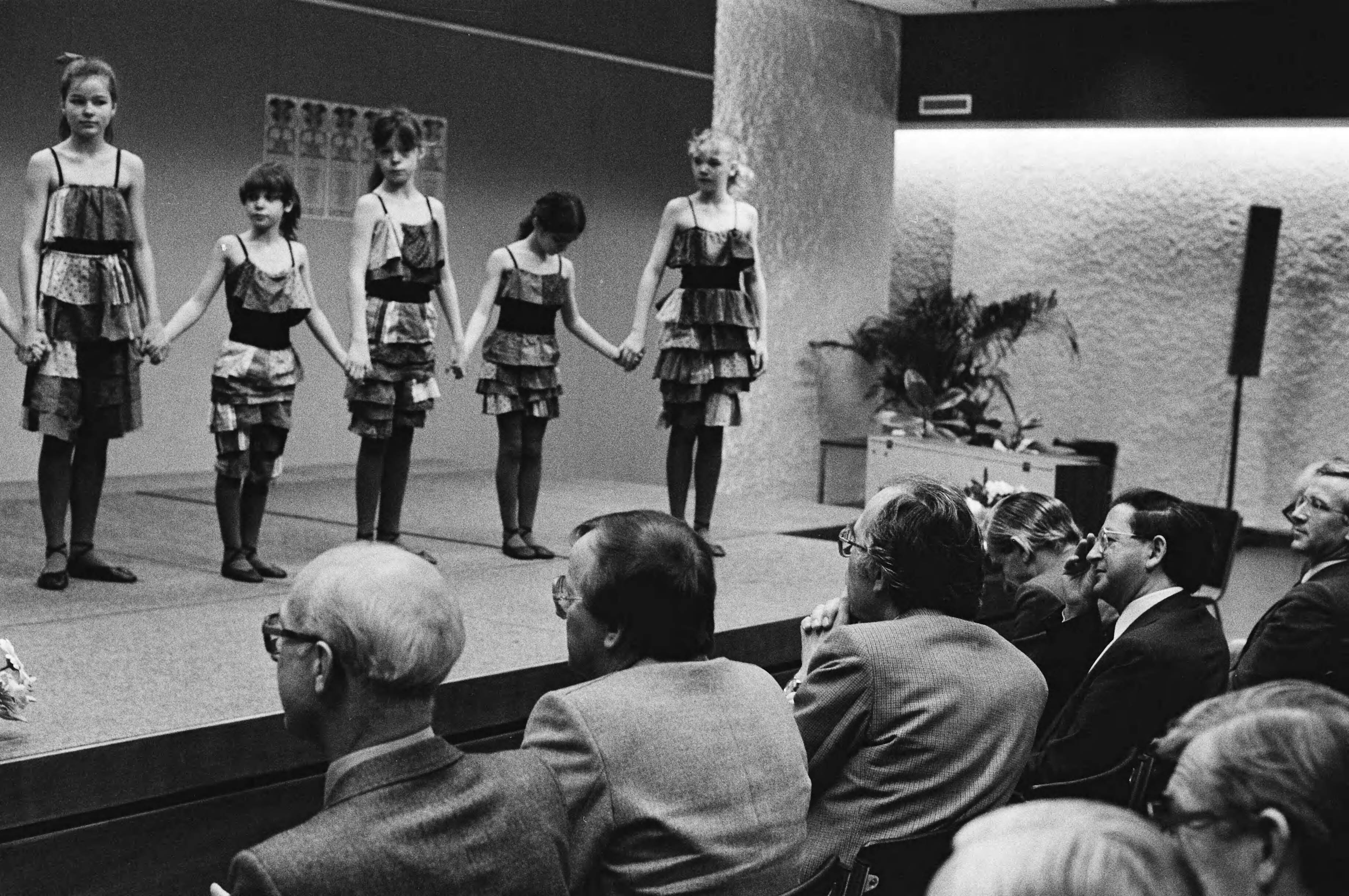 Fotocollectie Anefo — Minister Pais opende in Utrechtse Jaarbeurs de Nationale Onderwijs tent. 1981, die tot 15 april duurt, dansende kinderen — Foto: Bogaerts, Rob / Anefo. Licentie: Set B: Rechtenvrij / Publiek Domein. Bron: Nationaal Archief. http://hdl.handle.net/10648/acf914f6-d0b4-102d-bcf8-003048976d84