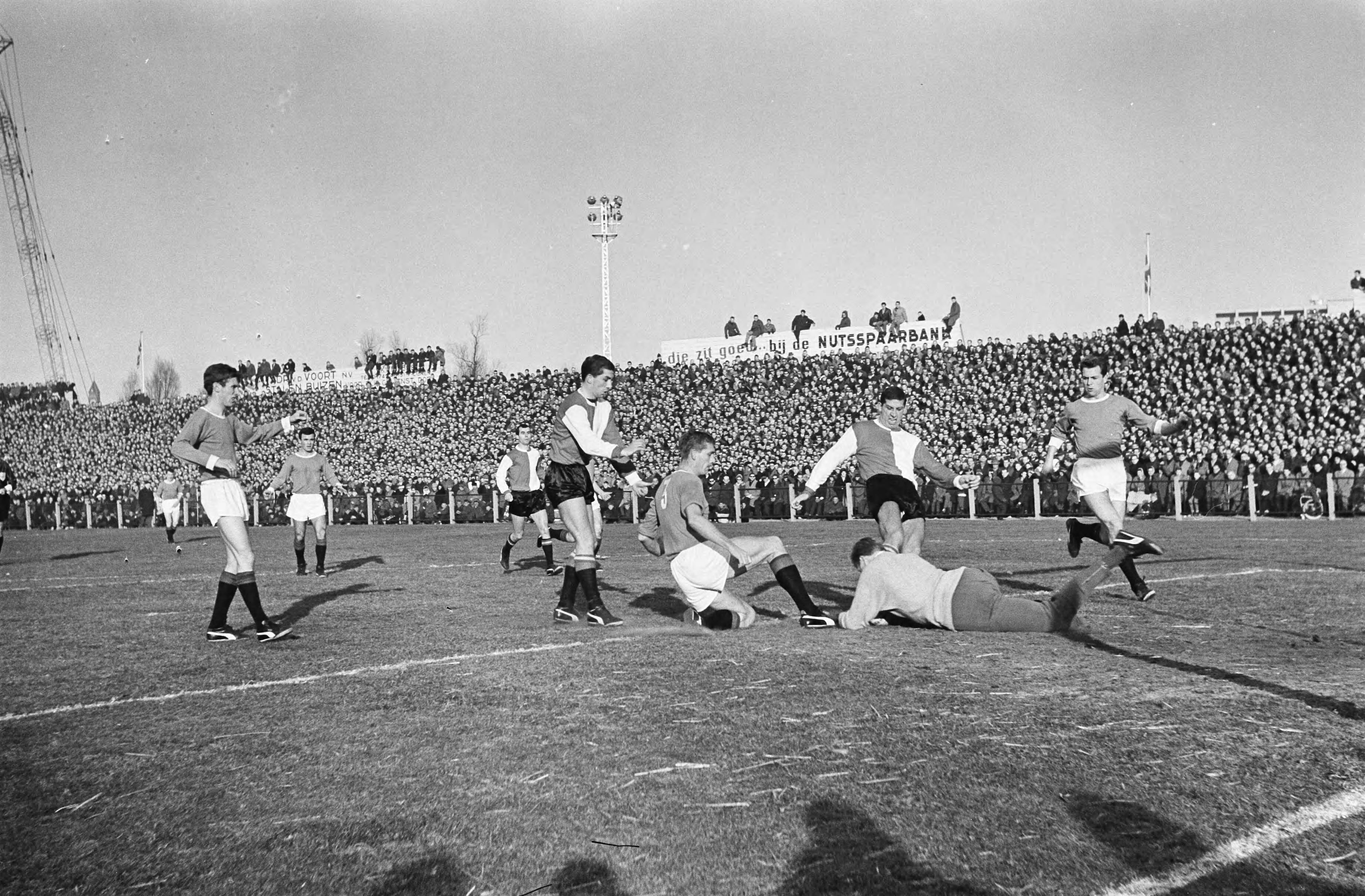 Fotocollectie Anefo — Voetbal. ADO tegen Feijenoord 1-0. Spelmoment, Moulijn, Haak, Villerius (ADO), van der Gijp , keeper Van Vianen (ADO) , Smit (ADO) — Foto: Koch, Eric / Anefo. Licentie: Set B: Rechtenvrij / Publiek Domein. Bron: Nationaal Archief. http://hdl.handle.net/10648/aa521022-d0b4-102d-bcf8-003048976d84