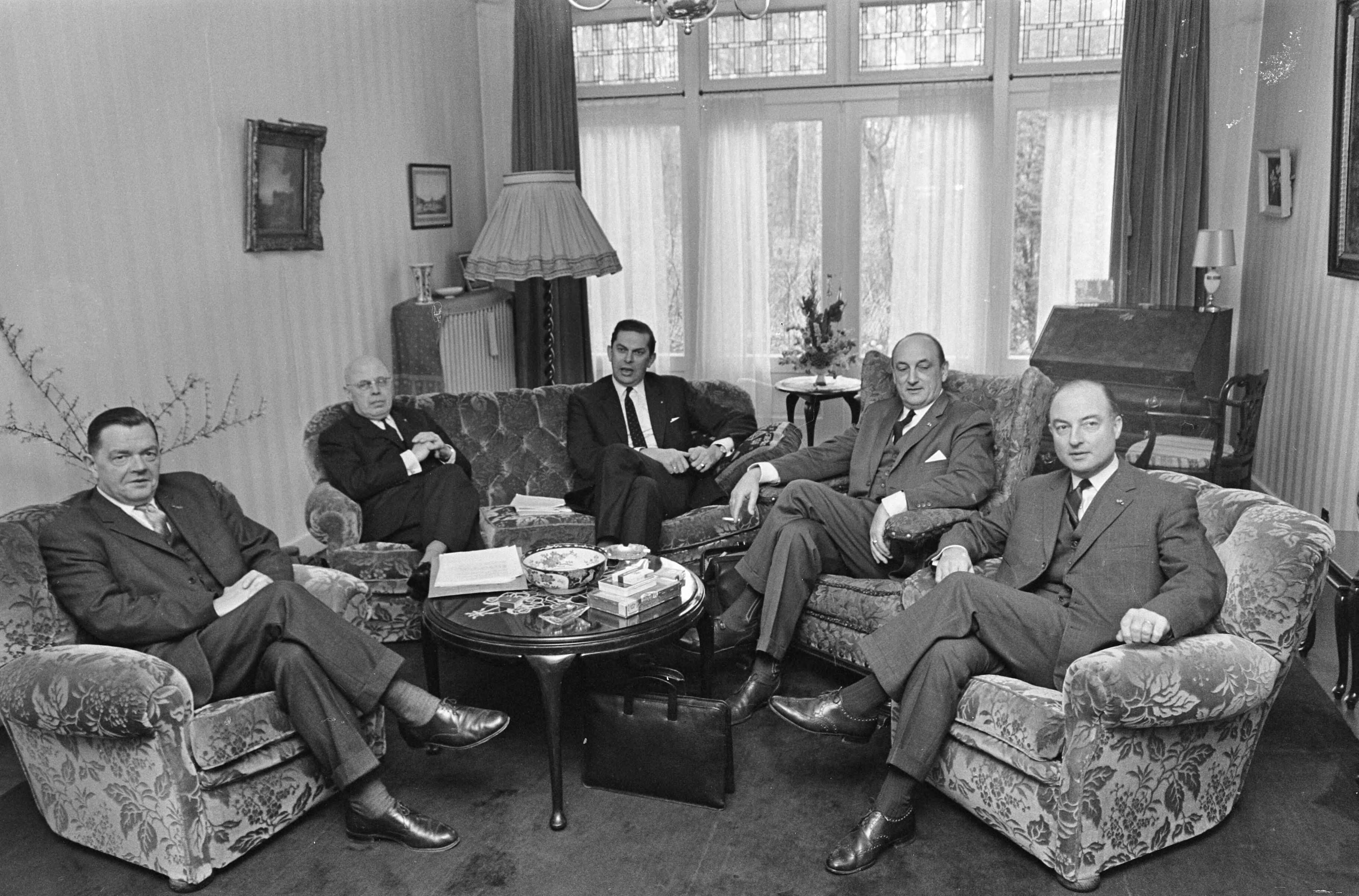 Fotocollectie Anefo — Kabinetsformatie, overleg bij prof. Beel , v.l.n.r. Beernink, Beel, Biesheuvel, Toxopeus, Schmelzer — Foto: Kroon, Ron / Anefo. Licentie: Set B: Rechtenvrij / Publiek Domein. Bron: Nationaal Archief. http://hdl.handle.net/10648/ab127db2-d0b4-102d-bcf8-003048976d84