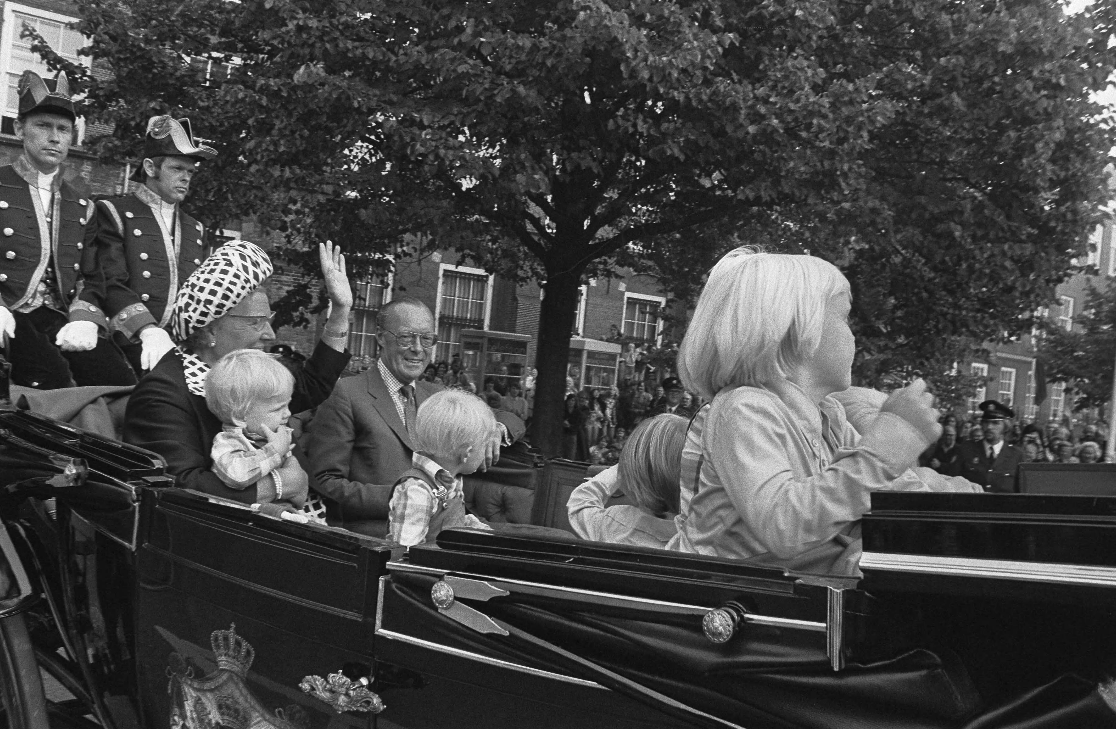 Fotocollectie Anefo — Viering Zilveren Regeringsjubileum van Koningin Juliana in Den Haag , nummer 22 en 23 Koninklijk paar en kleinkinderen in koets — Foto: Mieremet, Rob / Anefo. Licentie: Set B: Rechtenvrij / Publiek Domein. Bron: Nationaal Archief. http://hdl.handle.net/10648/ac365df8-d0b4-102d-bcf8-003048976d84