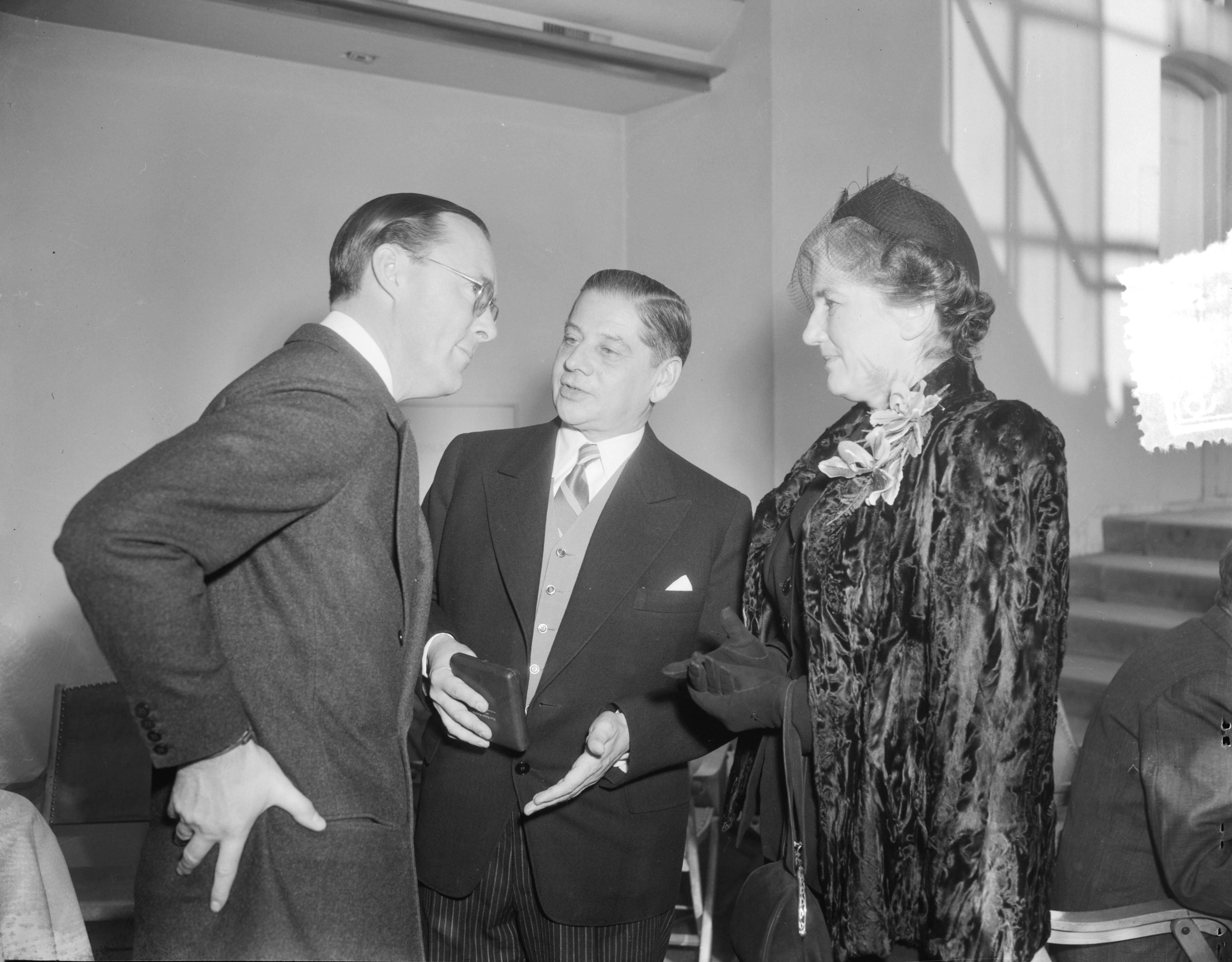 Fotocollectie Anefo — KNMI 100 jaar. Herdenking te Utrecht. Winnaar van de Buys Ballot medaille, dr. G.J.H. Swoboda in gesprek met prins Bernhard. Rechts de echtgenote van dr. Swoboda — Foto: Duinen, G.W. van / Anefo. Licentie: Set B: Rechtenvrij / Publiek Domein. Bron: Nationaal Archief. http://hdl.handle.net/10648/a91bfae2-d0b4-102d-bcf8-003048976d84