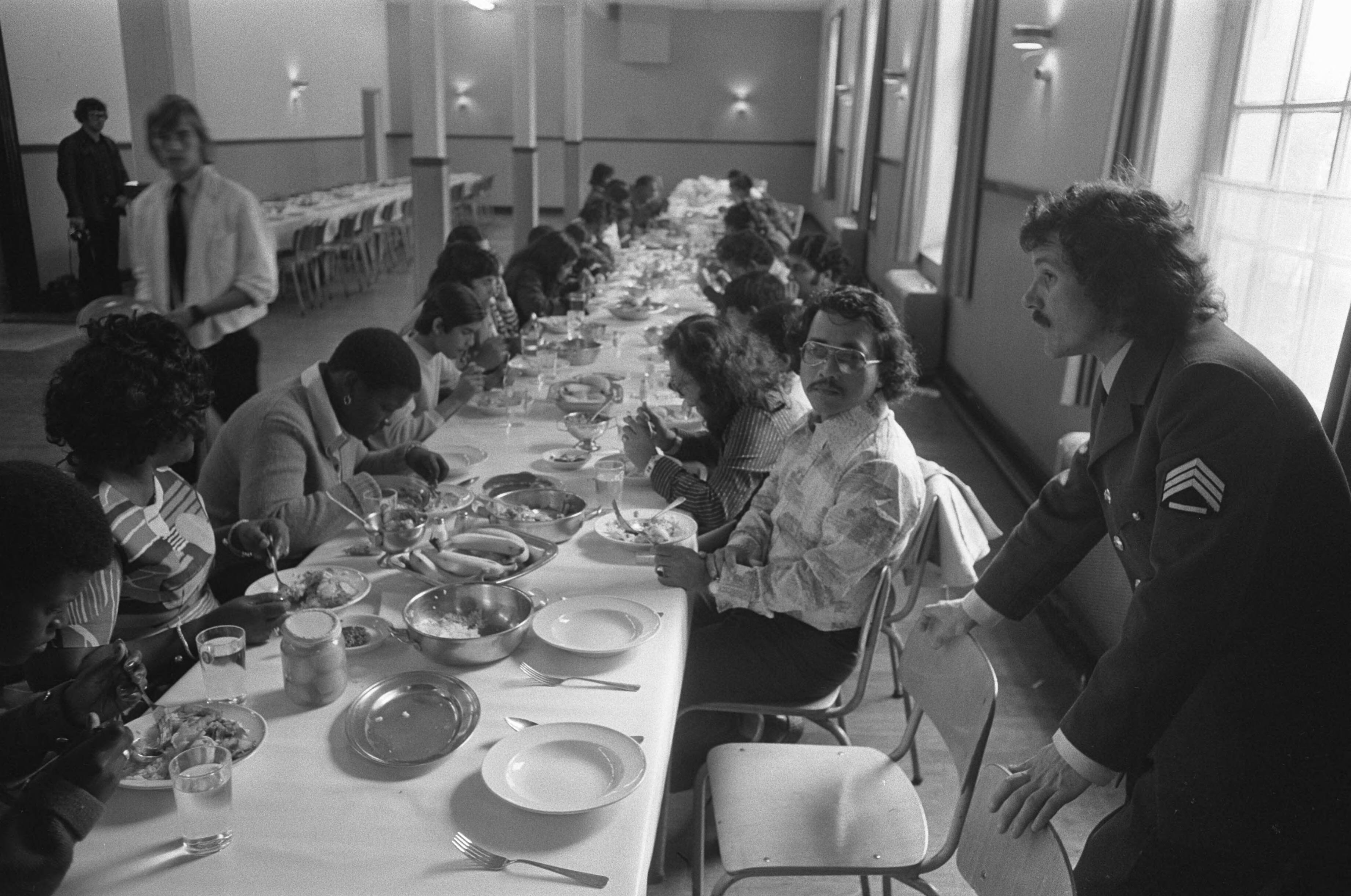 Fotocollectie Anefo — Surinamers ondergebracht in Frederikkazerne in Leeuwarden in eetzaal — Foto: Verhoeff, Bert / Anefo. Licentie: Set B: Rechtenvrij / Publiek Domein. Bron: Nationaal Archief. http://hdl.handle.net/10648/ac724796-d0b4-102d-bcf8-003048976d84