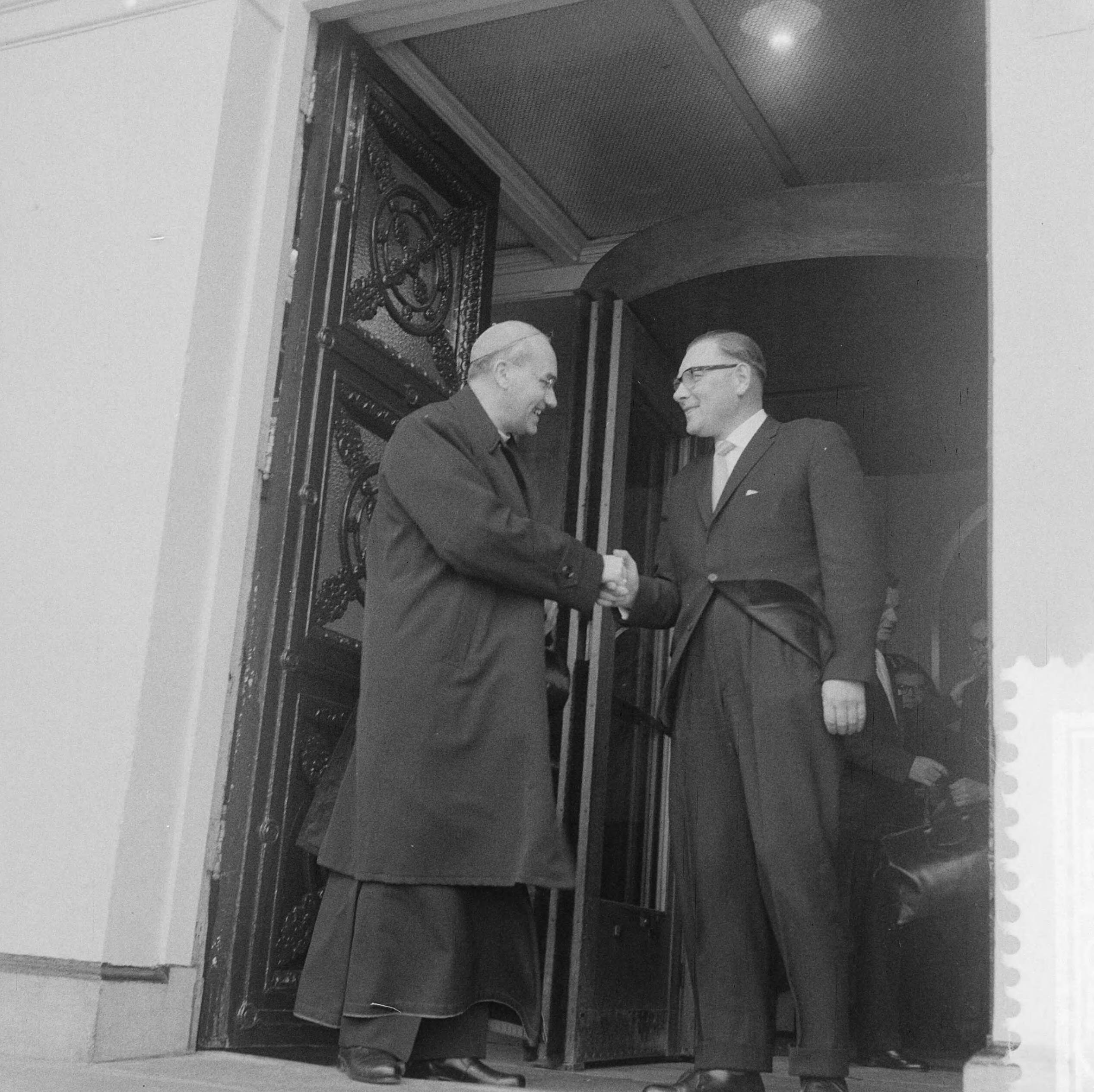 Fotocollectie Anefo — Werkbezoek van mgr. dr. J.A.E. van Dodewaard, bisschop van Haarlem, aan de Zaanstreek — Foto: Nijs, Jac. de / Anefo. Licentie: Set B: Rechtenvrij / Publiek Domein. Bron: Nationaal Archief. http://hdl.handle.net/10648/a9d483a0-d0b4-102d-bcf8-003048976d84