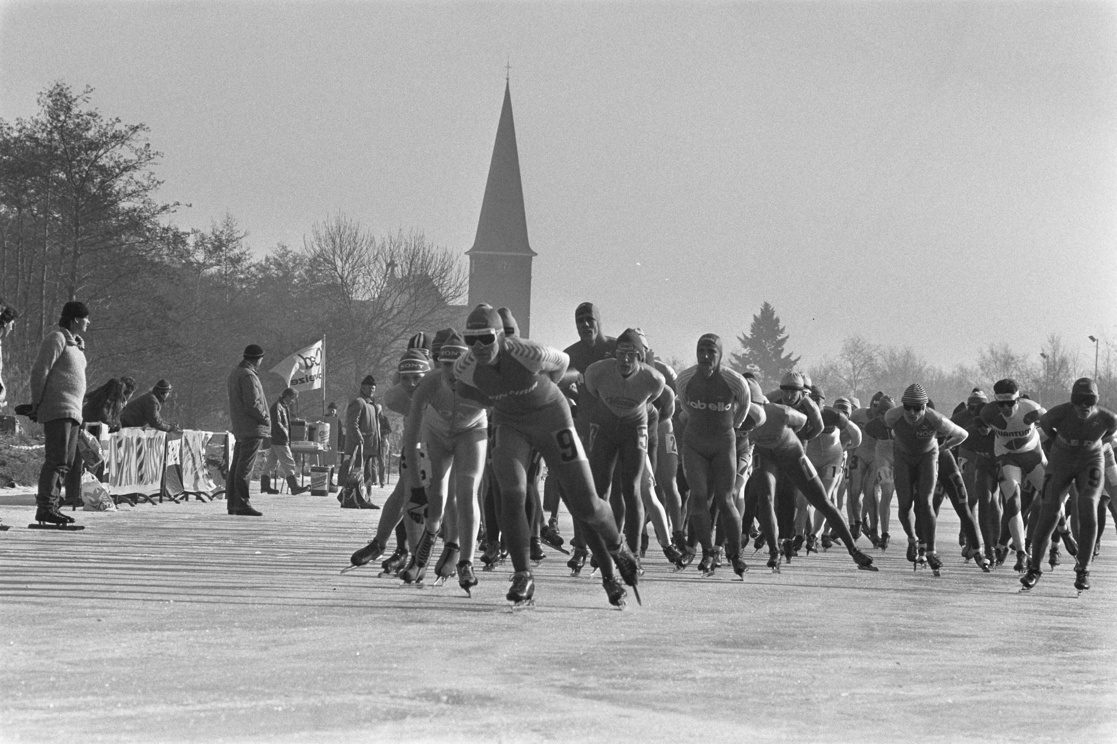Fotocollectie Anefo — Schaatsen, driedaagse van Ankeveen; de start — Foto: Croes, Rob C. / Anefo. Licentie: Set B: Rechtenvrij / Publiek Domein. Bron: Nationaal Archief. http://hdl.handle.net/10648/ad5c373e-d0b4-102d-bcf8-003048976d84