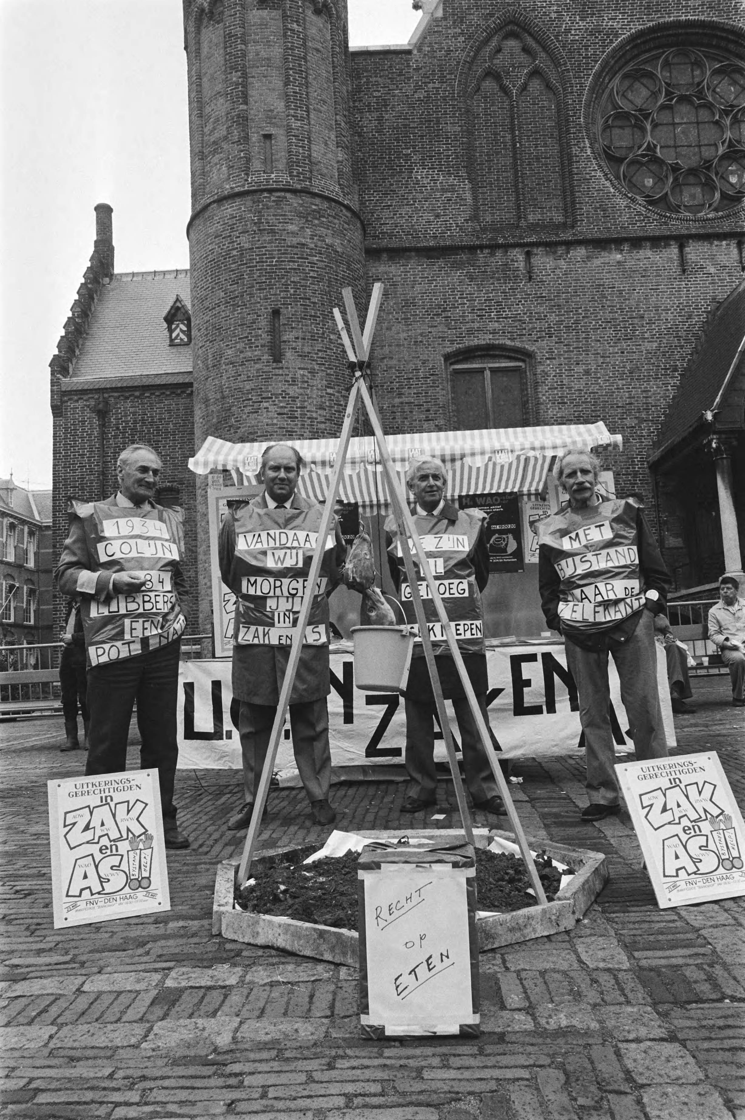 Fotocollectie Anefo — Acties tegen de 1 juli-maatregelen op Binnenhof Den Haag WAO-ers op het Binnenhof met viskoppen als eten — Foto: Croes, Rob C. / Anefo. Licentie: Set B: Rechtenvrij / Publiek Domein. Bron: Nationaal Archief. http://hdl.handle.net/10648/ad392078-d0b4-102d-bcf8-003048976d84