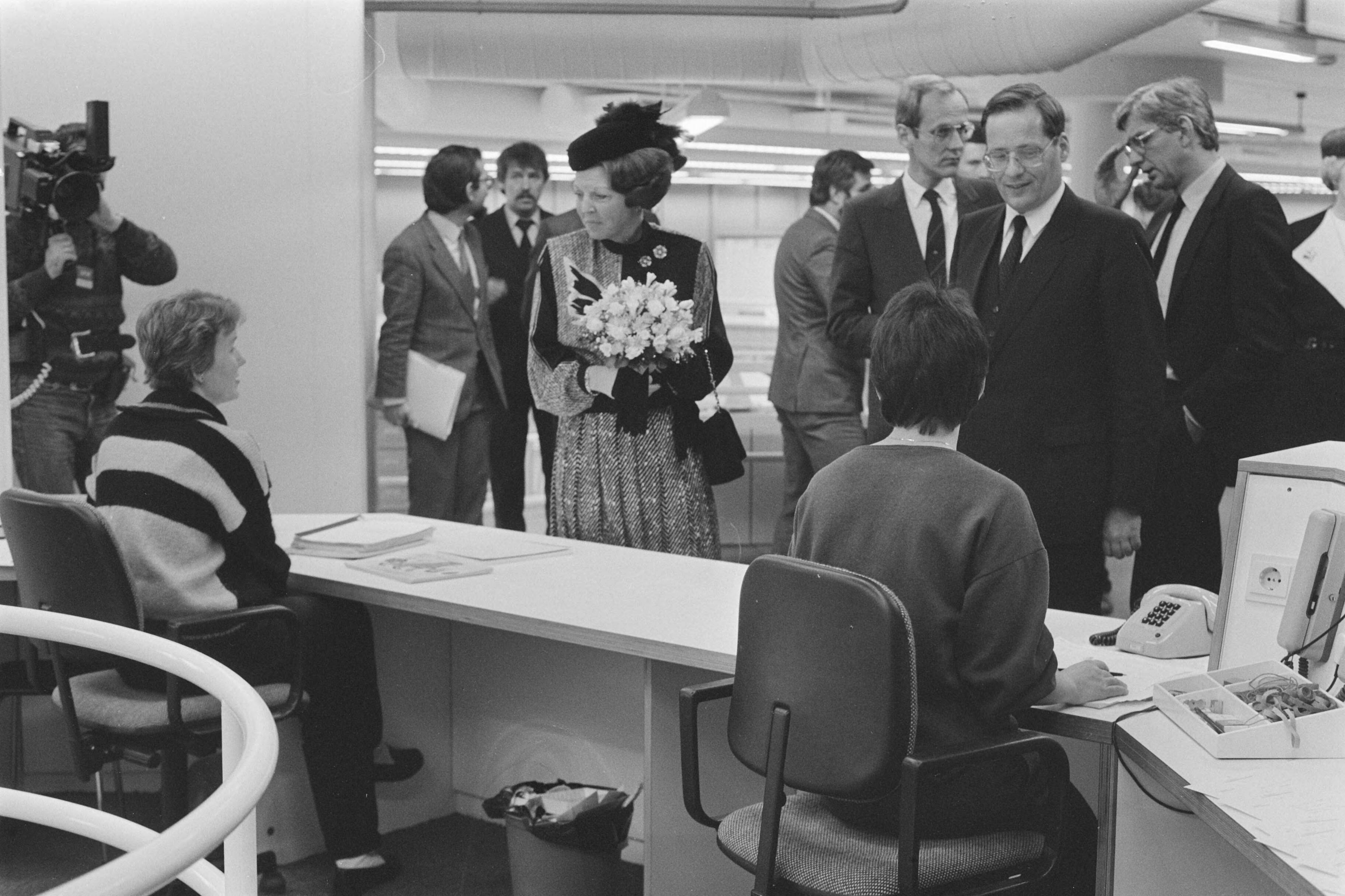 Fotocollectie Anefo — Koningin Beatrix opent het nieuwe Ministerie van O&W in Zoetermeer — Foto: Croes, Rob C. / Anefo. Licentie: Set B: Rechtenvrij / Publiek Domein. Bron: Nationaal Archief. http://hdl.handle.net/10648/ad41c55c-d0b4-102d-bcf8-003048976d84