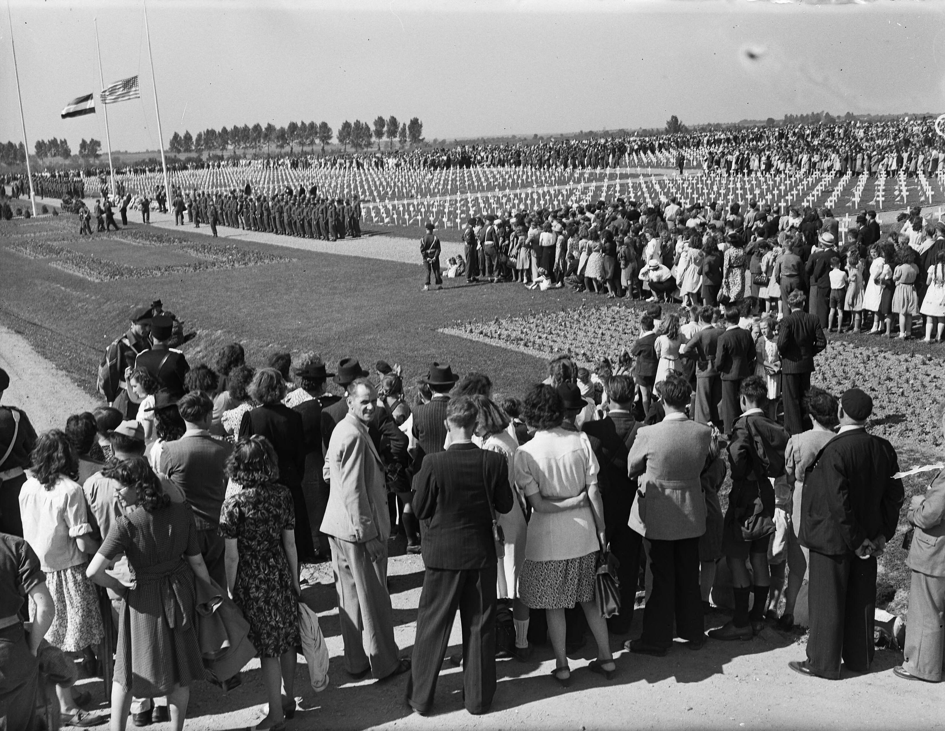 Fotocollectie Anefo — Memorial Day Margraten. Herdenking op Margraten — Foto: Noske, J.D. / Anefo. Licentie: Set B: Rechtenvrij / Publiek Domein. Bron: Nationaal Archief. http://hdl.handle.net/10648/a8a8b9ec-d0b4-102d-bcf8-003048976d84