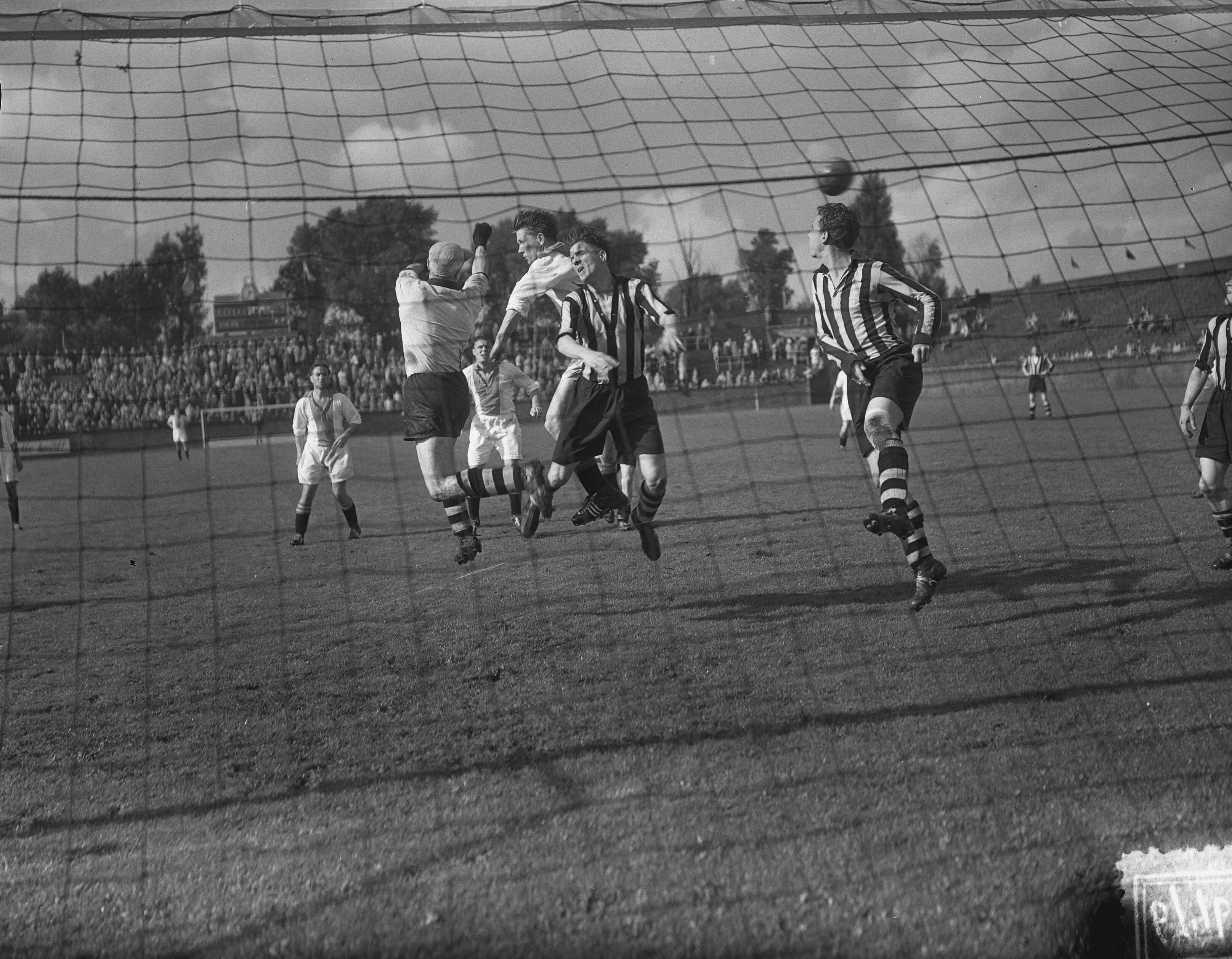 Fotocollectie Anefo — Voetbal. Ajax tegen Veendam (7-1). Spelmoment — Foto: Bilsen, Joop van / Anefo. Licentie: Set B: Rechtenvrij / Publiek Domein. Bron: Nationaal Archief. http://hdl.handle.net/10648/a92a33b4-d0b4-102d-bcf8-003048976d84