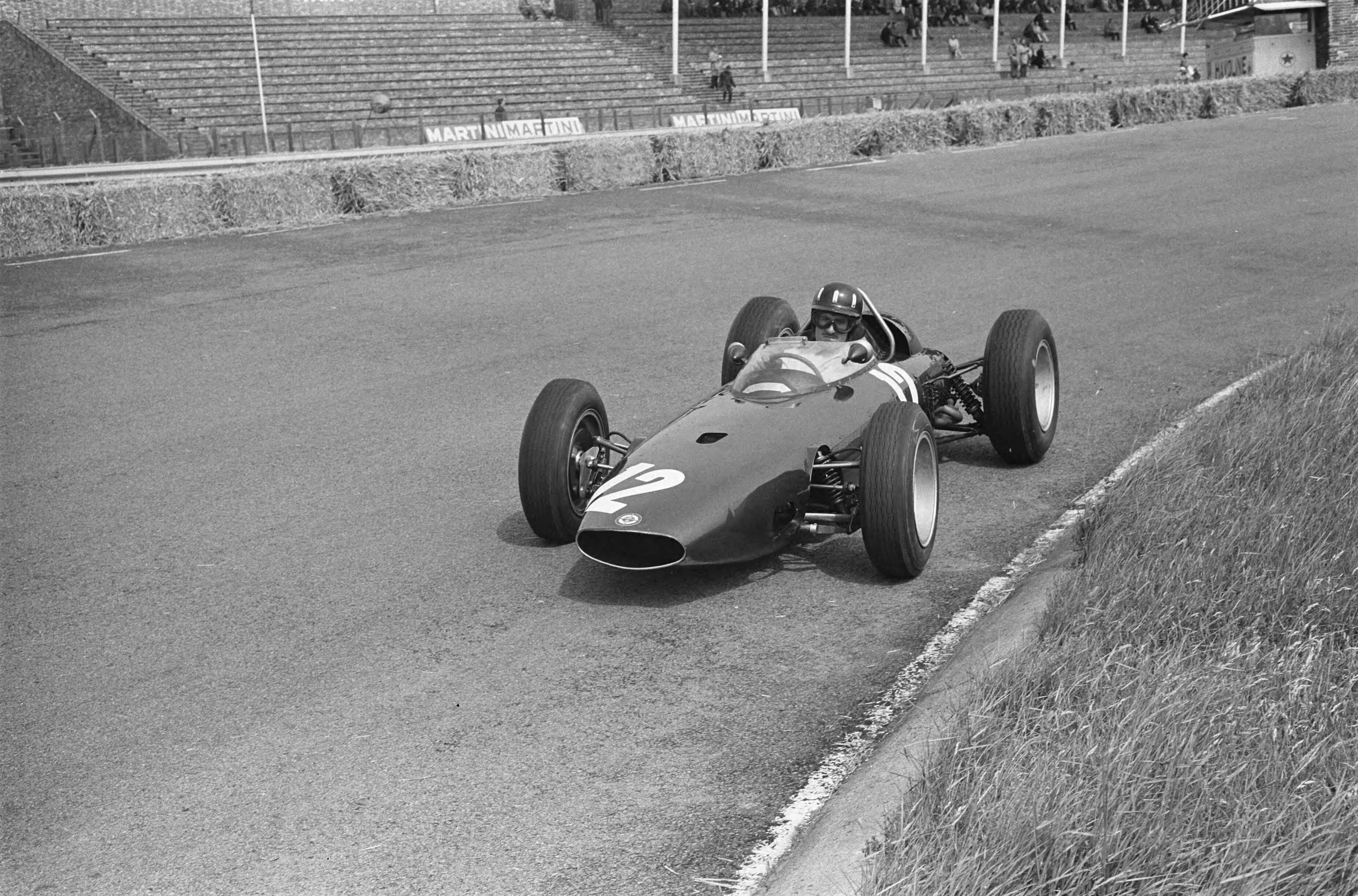 Fotocollectie Anefo — Training voor Grand Prix te Zandvoort begonnen. Graham Hill (12. BRM) in de Hugenhotzbocht — Foto: Pot, Harry / Anefo. Licentie: Set B: Rechtenvrij / Publiek Domein. Bron: Nationaal Archief. http://hdl.handle.net/10648/aa3bbcdc-d0b4-102d-bcf8-003048976d84